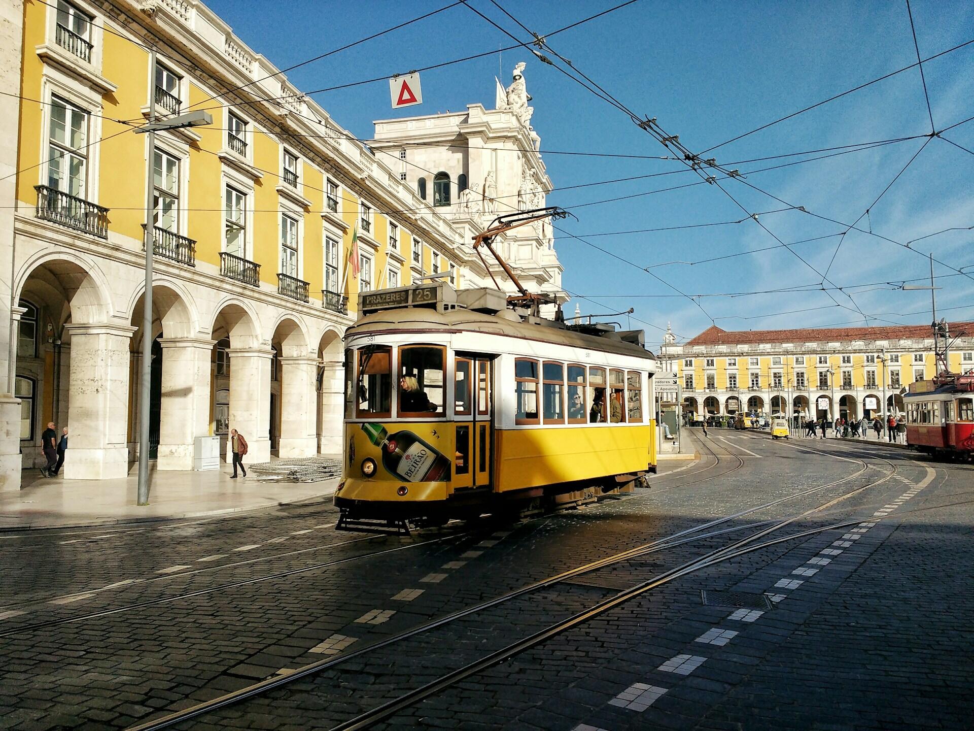 Imagem de um elétrico na Praça do Comércio em Lisboa.