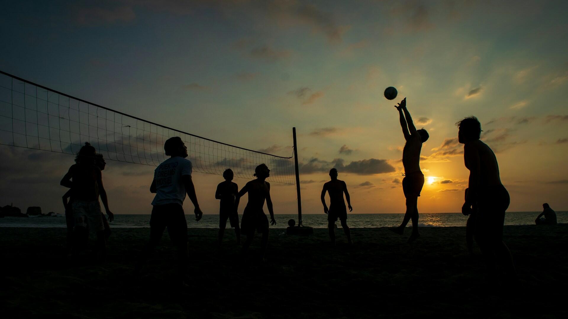 Pessoas jogando vôlei na praia