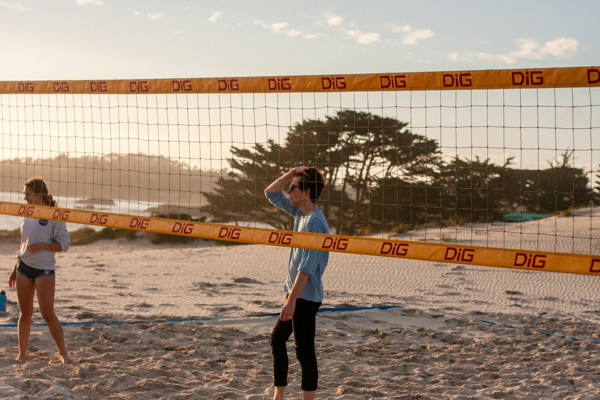Pessoas jogando volei de praia