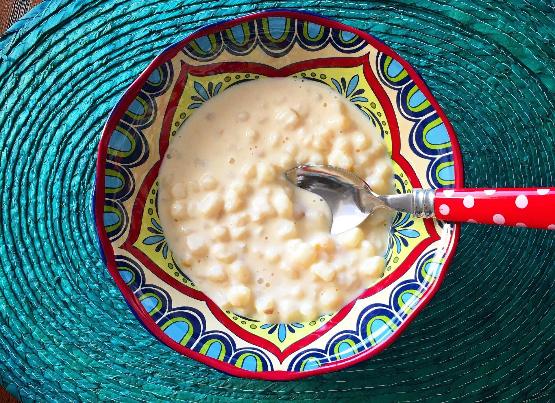 Foto de um prato de canjica ou mugunzá