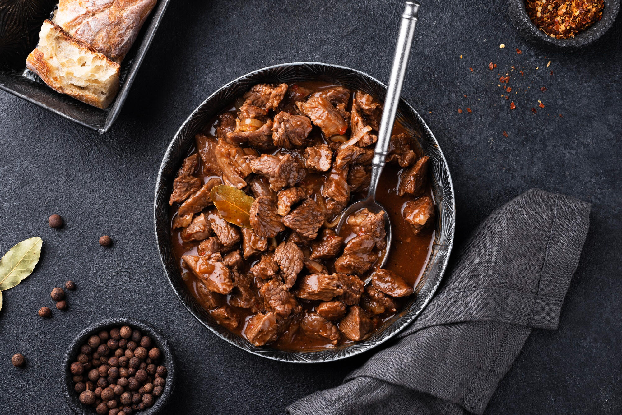 Pedaços de carne com caldo dentro da panela.