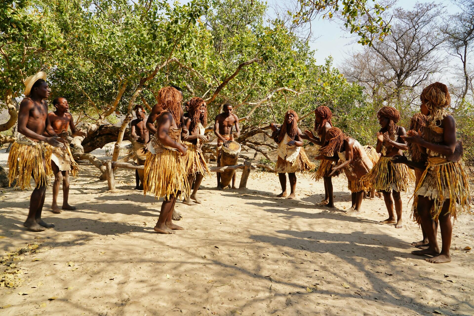 Pessoas da Angola áfrica dançando juntas