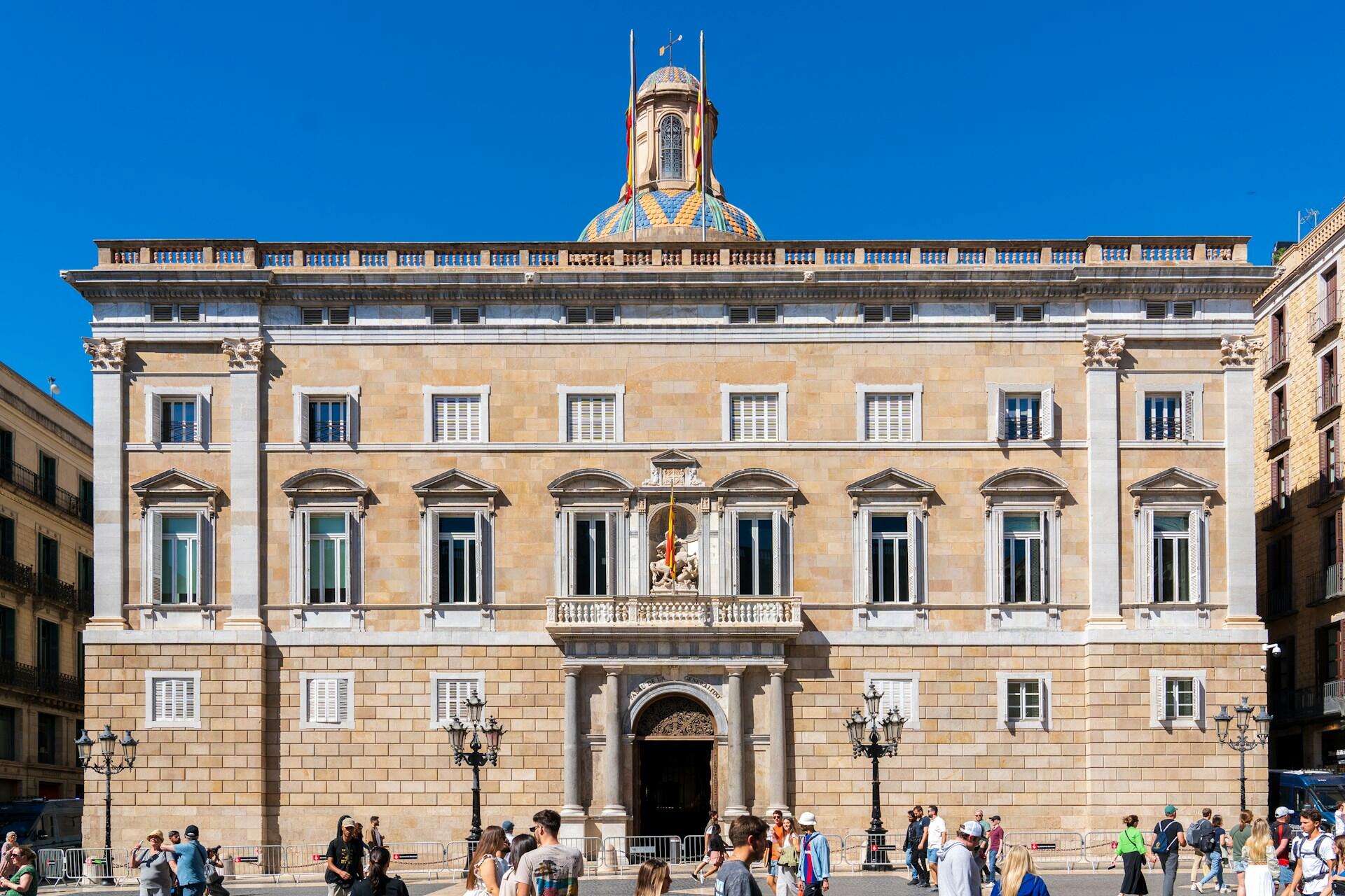 Fotografia de frente de prédio na Espanha