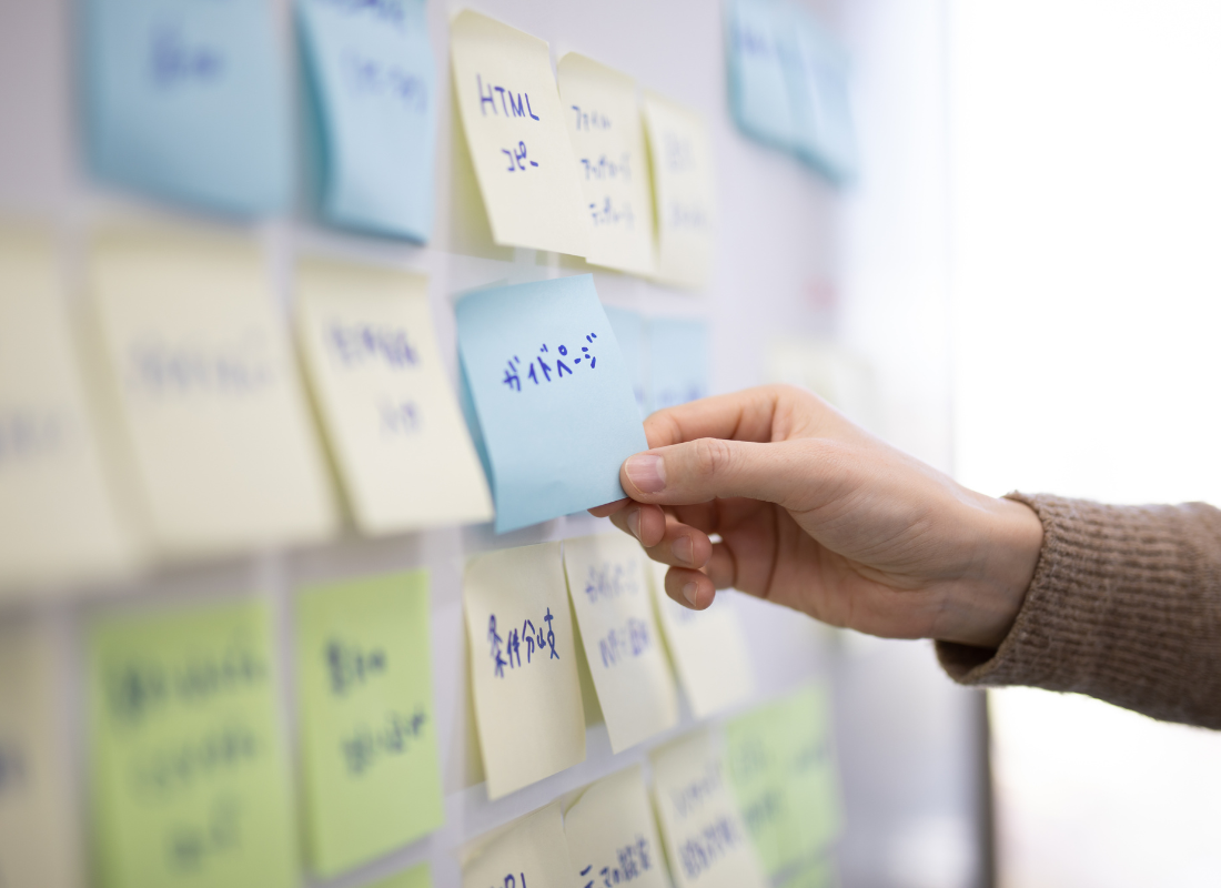 Vários post-it em uma parede com palavras em japonês