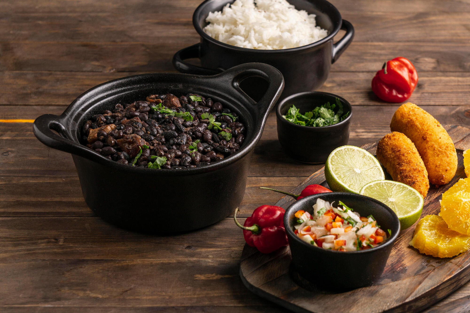 Feijoada dentro da panela de barro.
