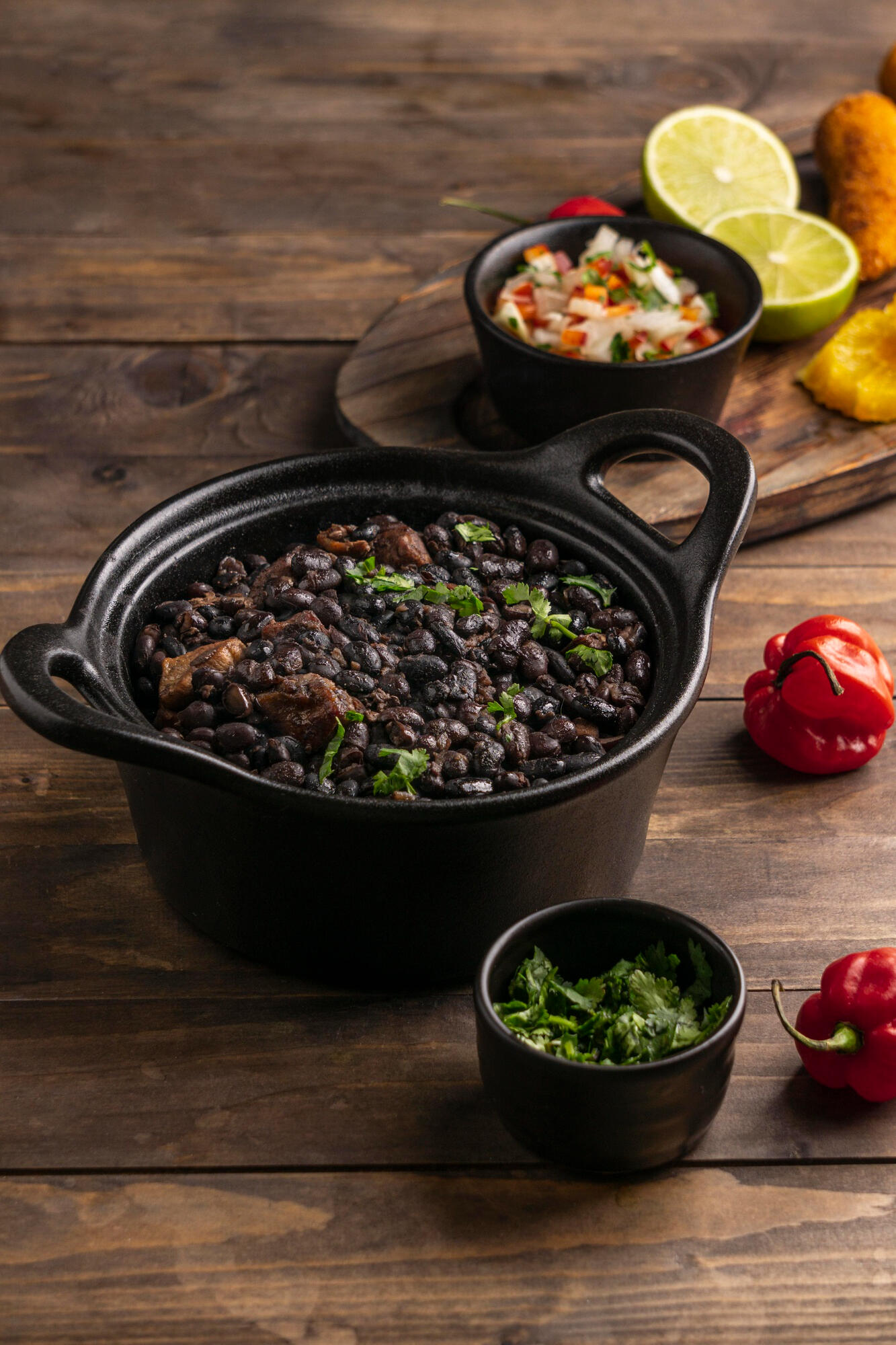 Feijoada com legumes e frutas em cima da mesa.