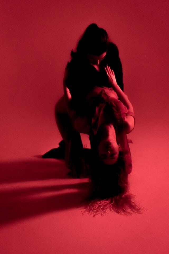 Pessoas praticando aulas de dança