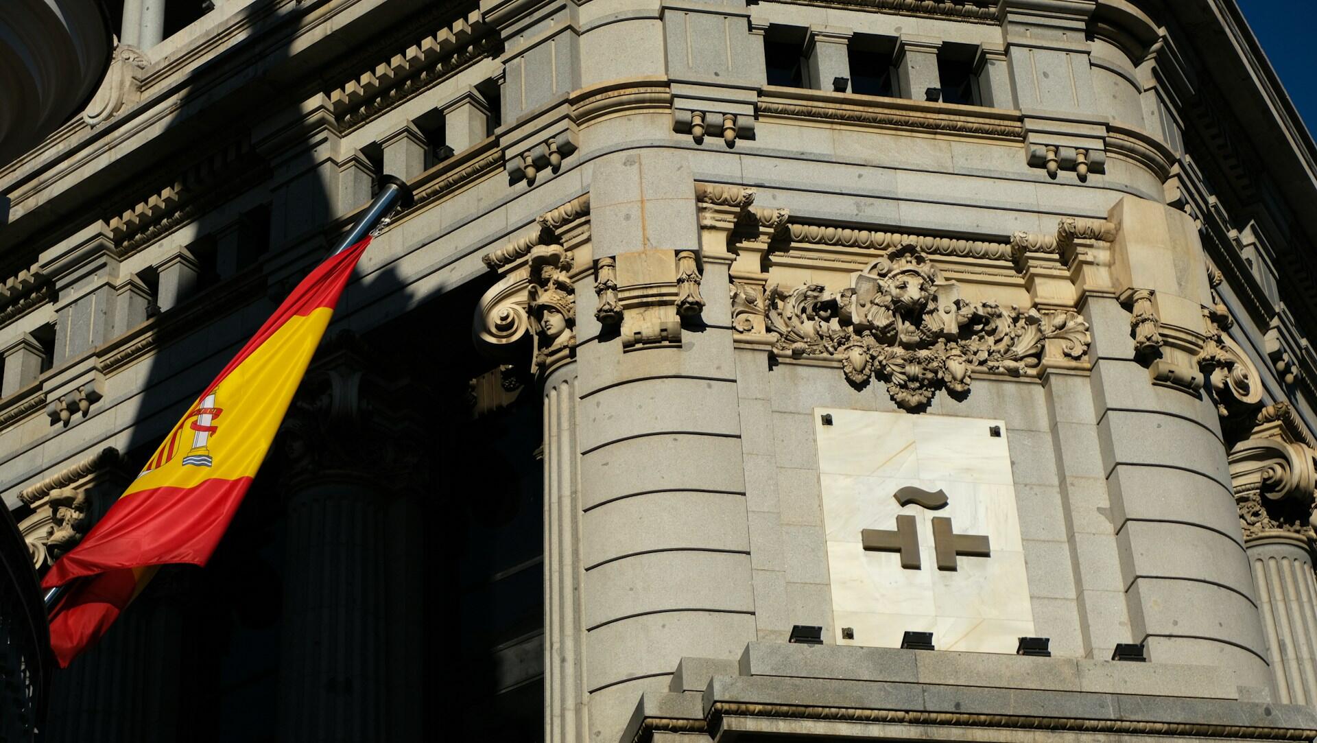 Fotografia de relógio com bandeira da Espanha do lado