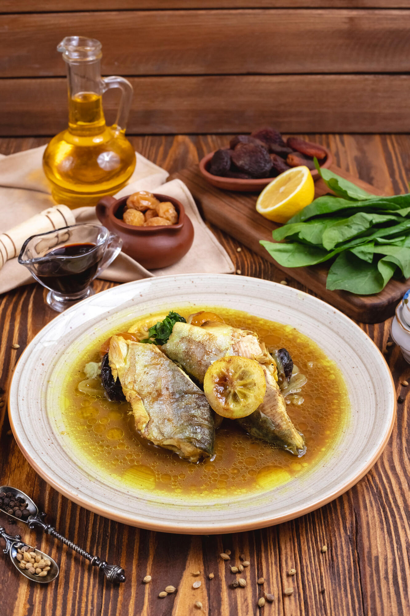Peixe com caldo em cima do prato.