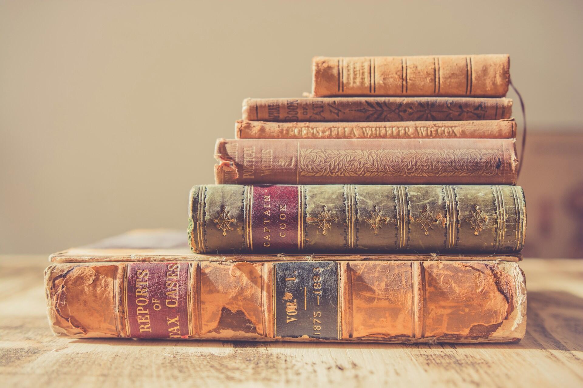 Fotografia de livros em espanhol empilhados