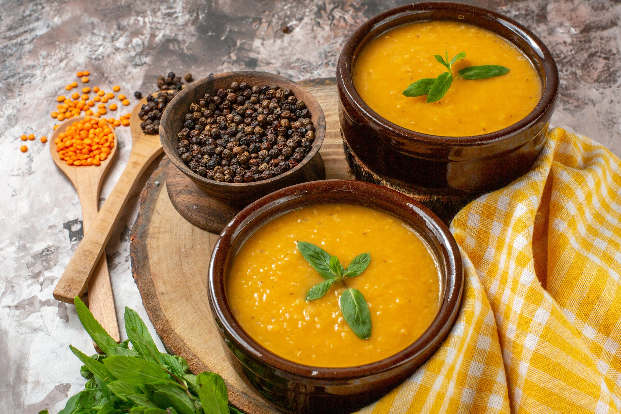 Vatapá dentro da tigela e condimentos em cima da mesa.