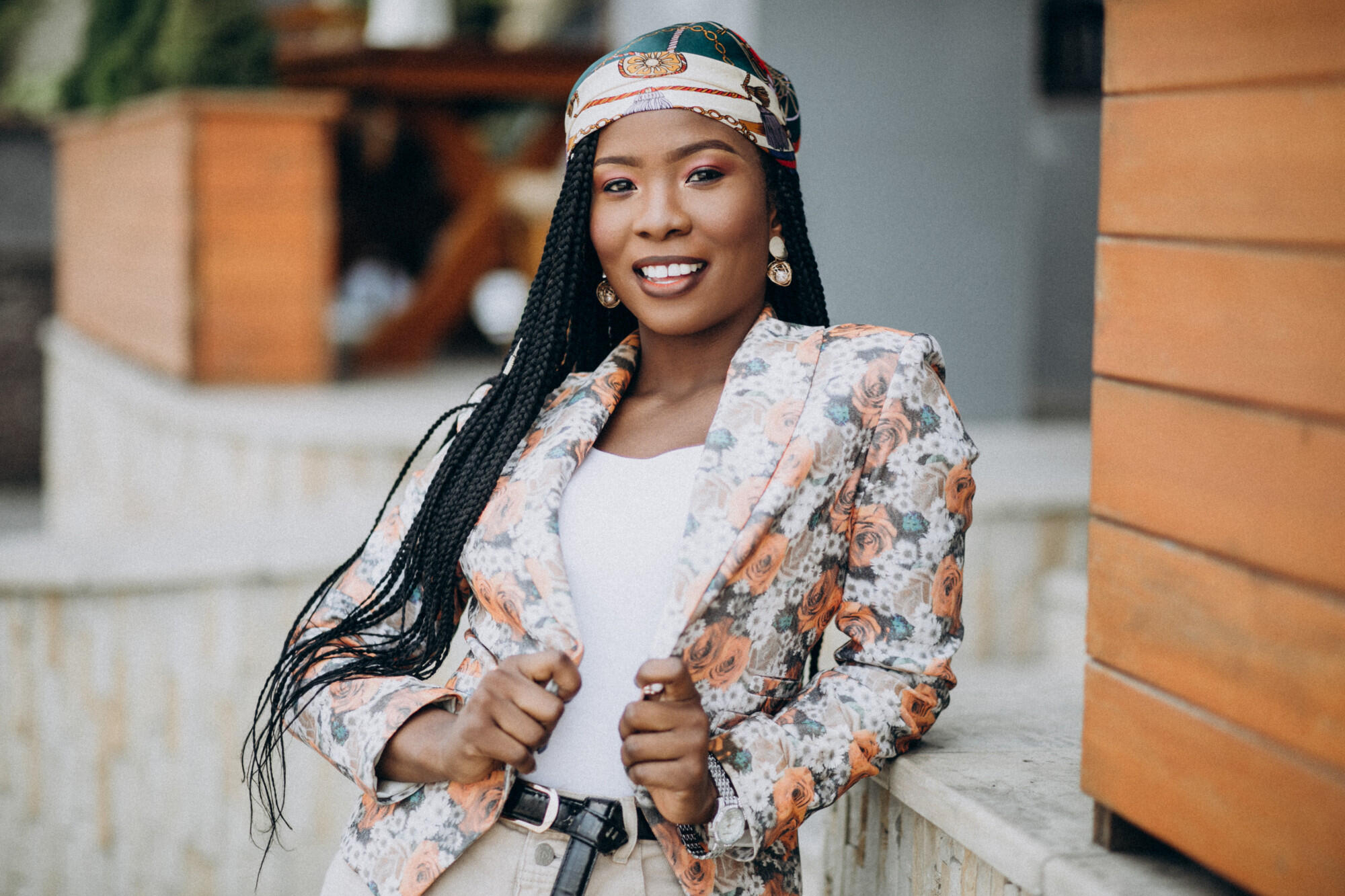 Mulher com trança e lenço na cabeça.