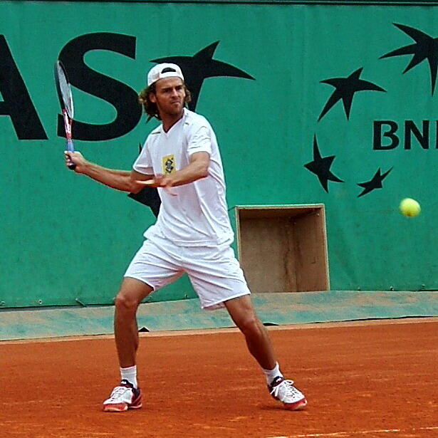 Imagem de Gustavo Kuerten treinando em Roalnd Garros em 2005