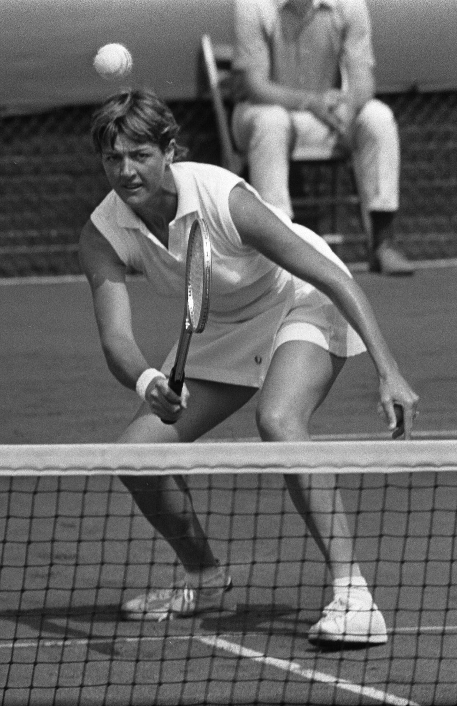 Imagem da tenista Margaret Court jogando