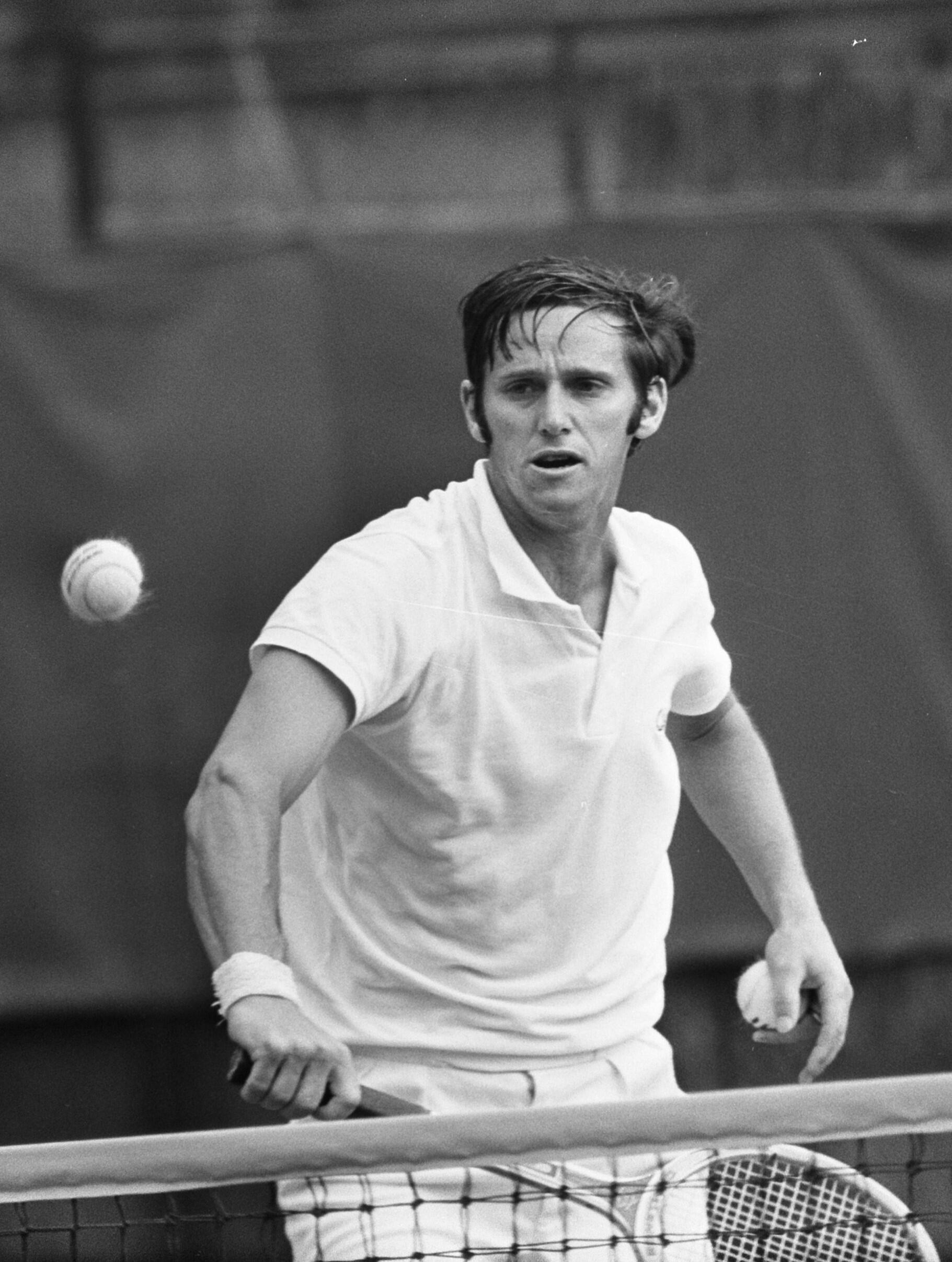 Imagem de Roy Emerson jogando tênis