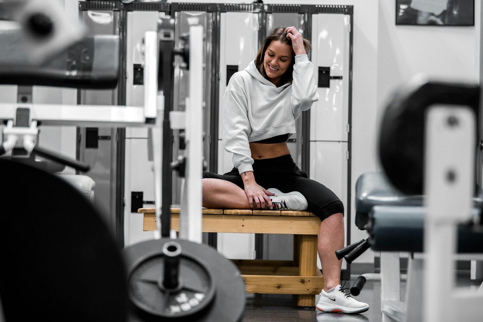 Mulher se preparando para fazer exercícios para deltoide posterior