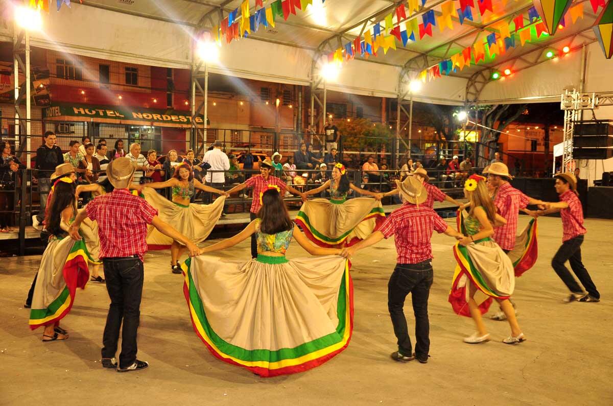 Pessoas dançando xaxado em Pernambuco