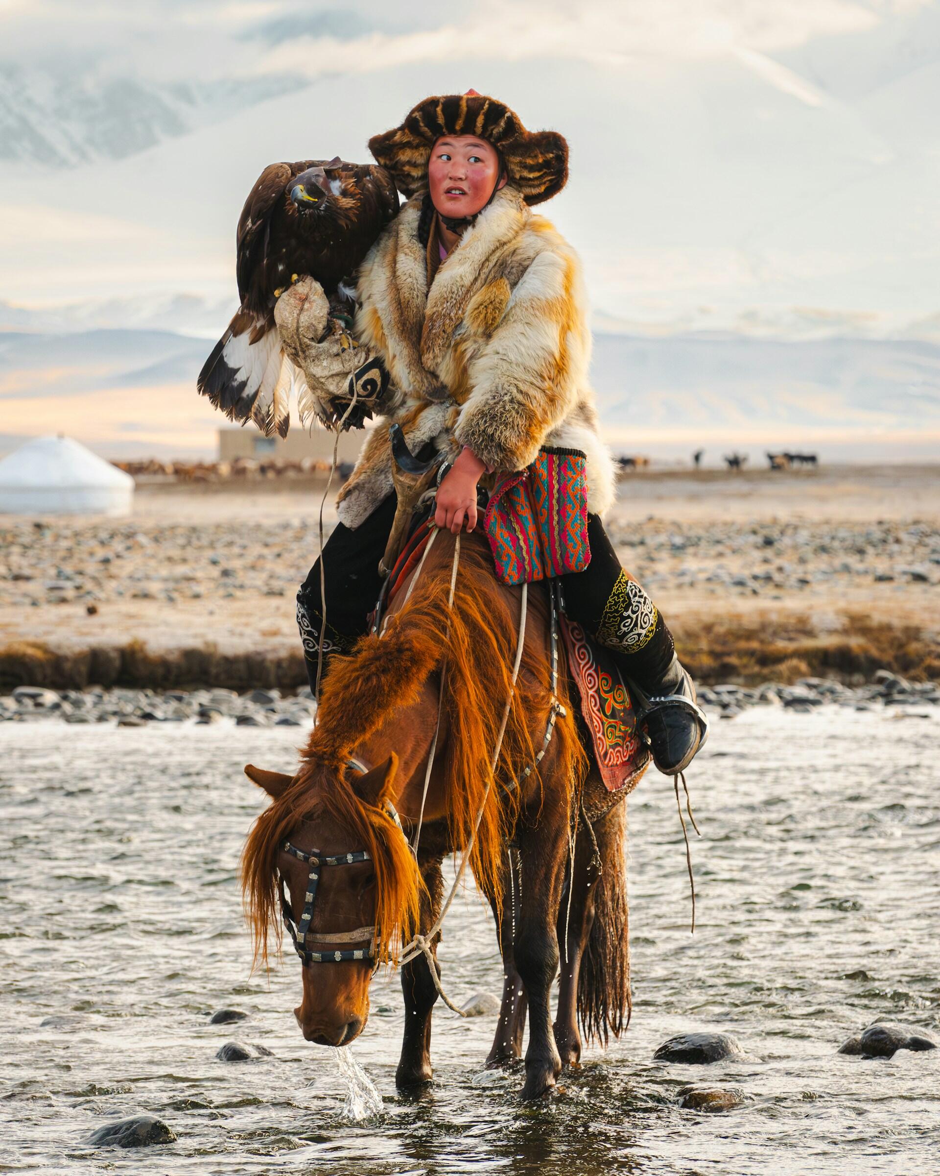 Tradicional nômade mongol em seu cavalo.