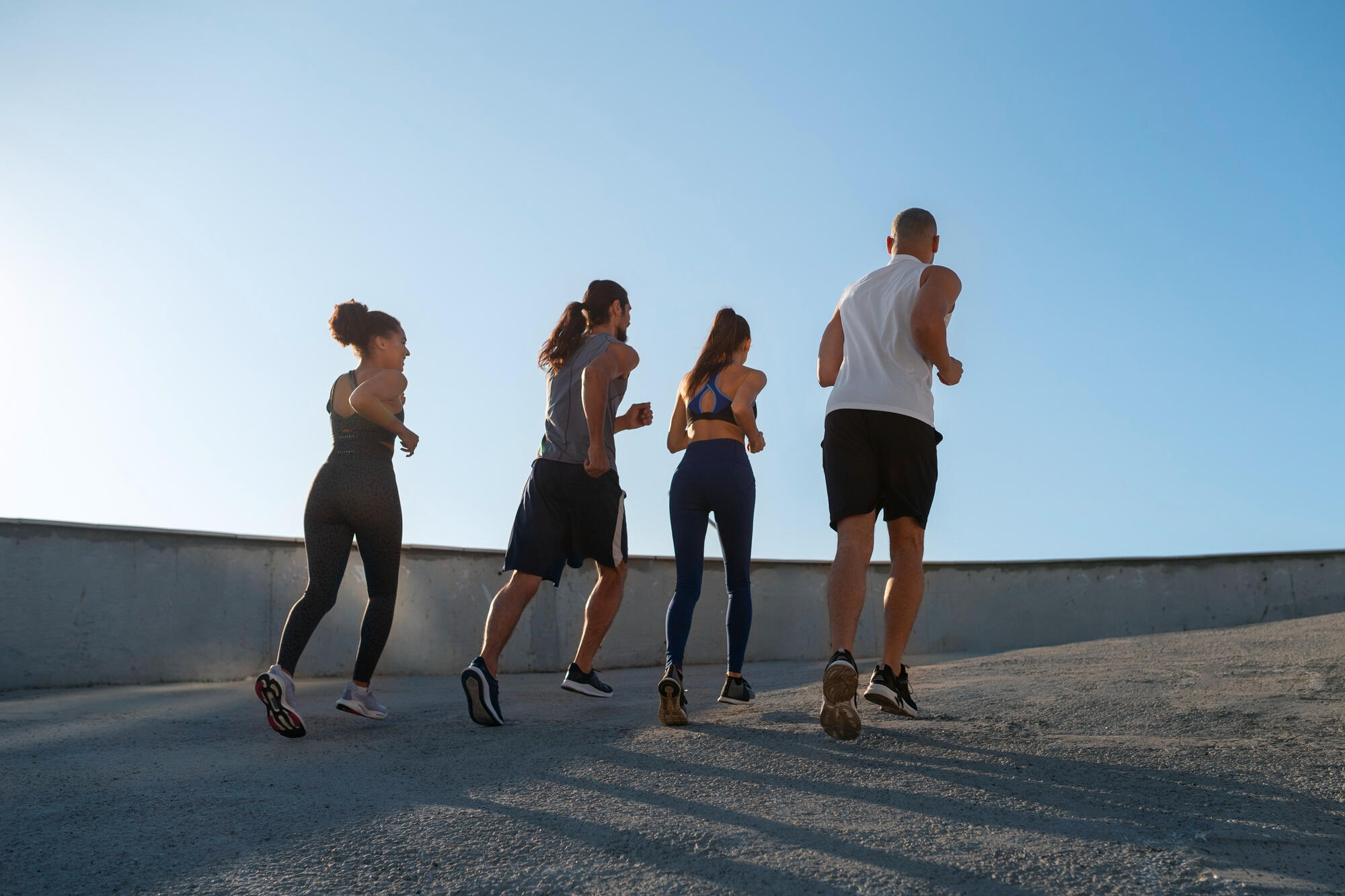 Pessoas treinando para uma maratona.