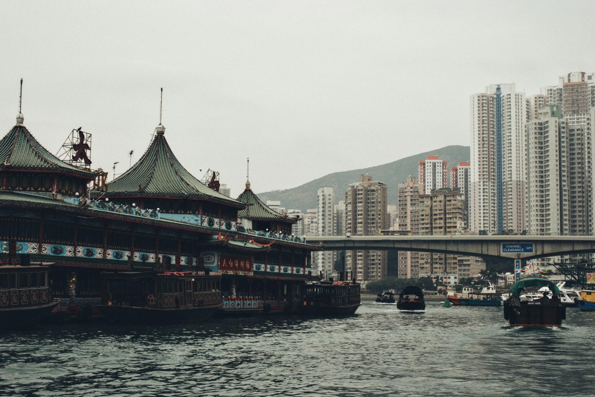 Imagem de um rio na cidade de Hong Kong.