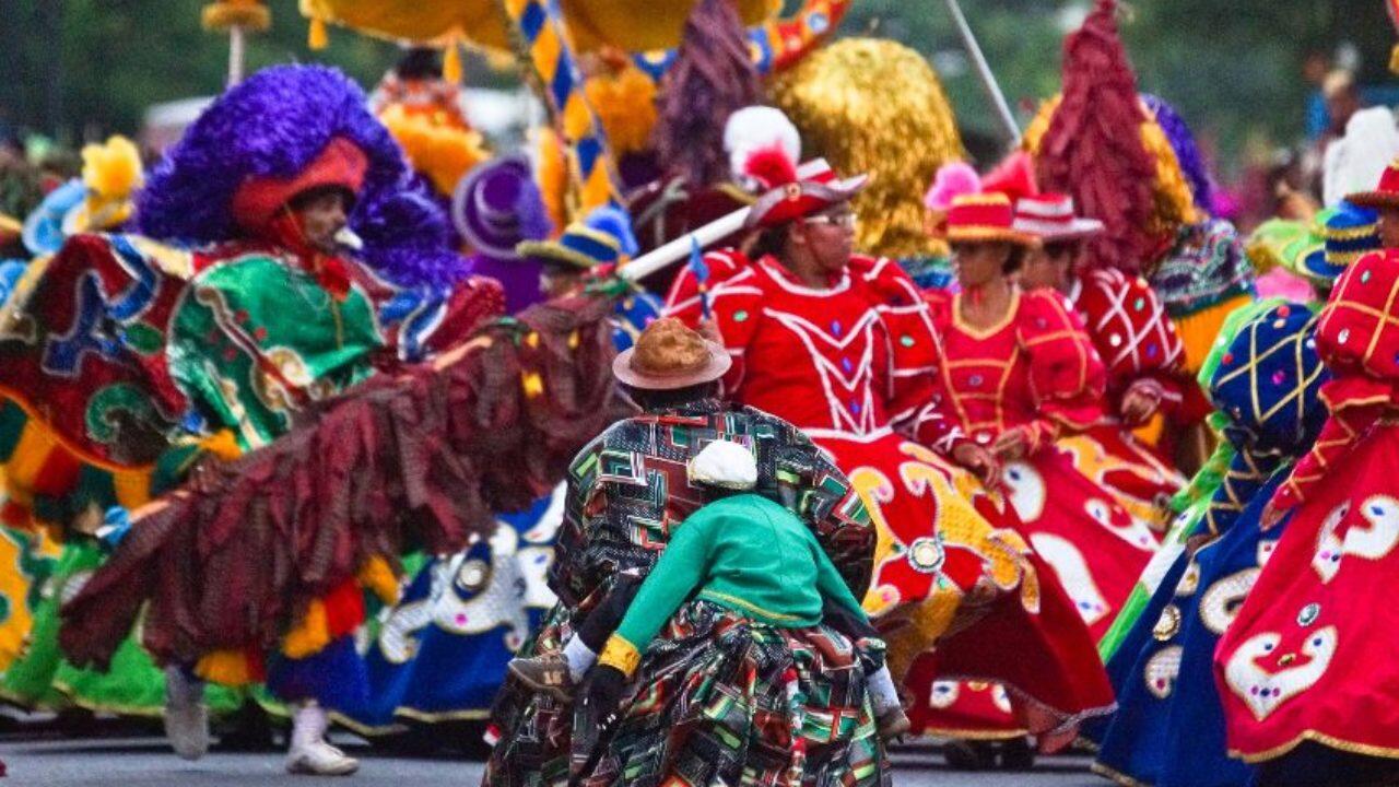 Pessoas dançando dança Maracatu