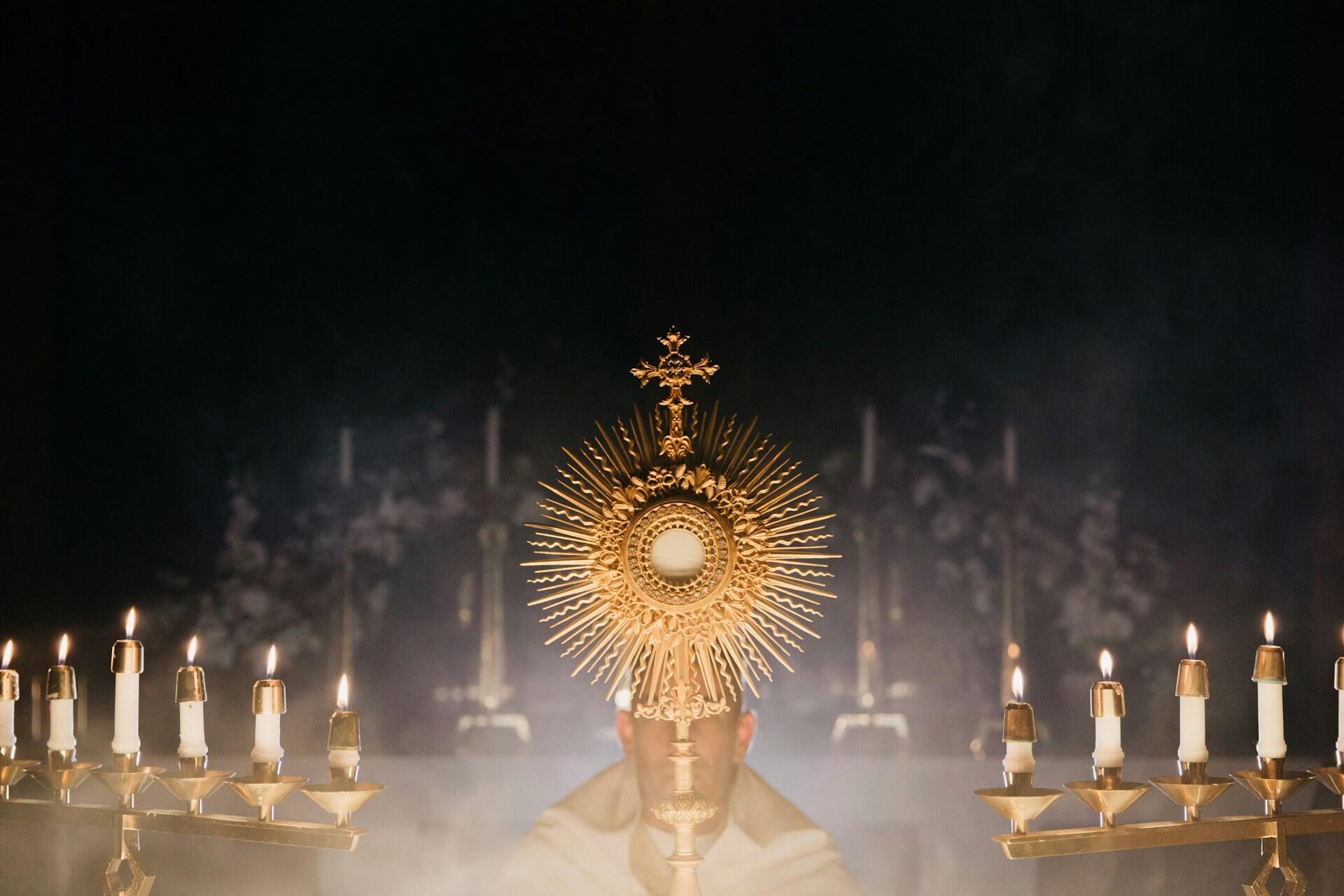 Imagem central com simbolos da igreja catolica