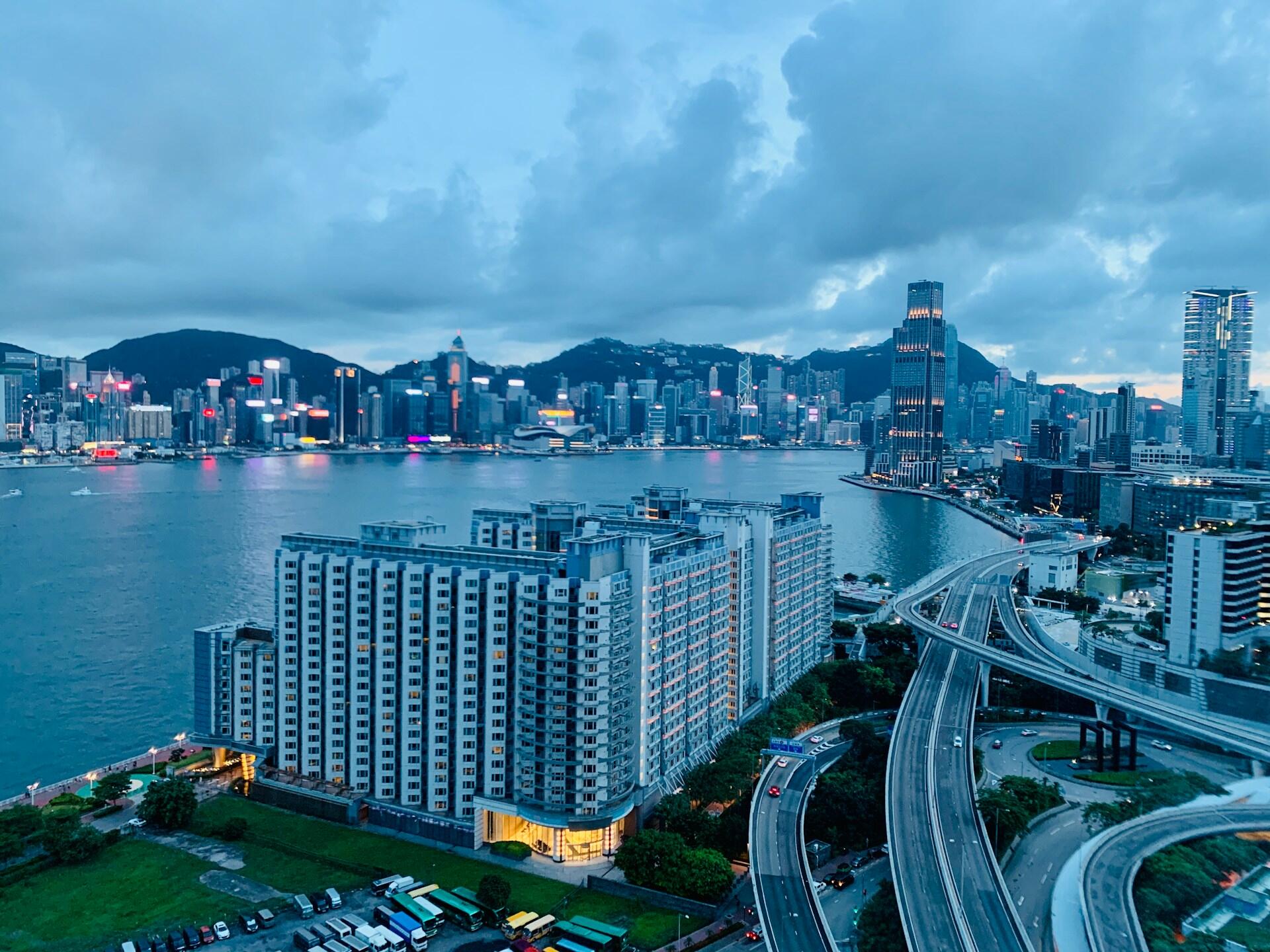 Foto de Hong Kong ao entardecer.