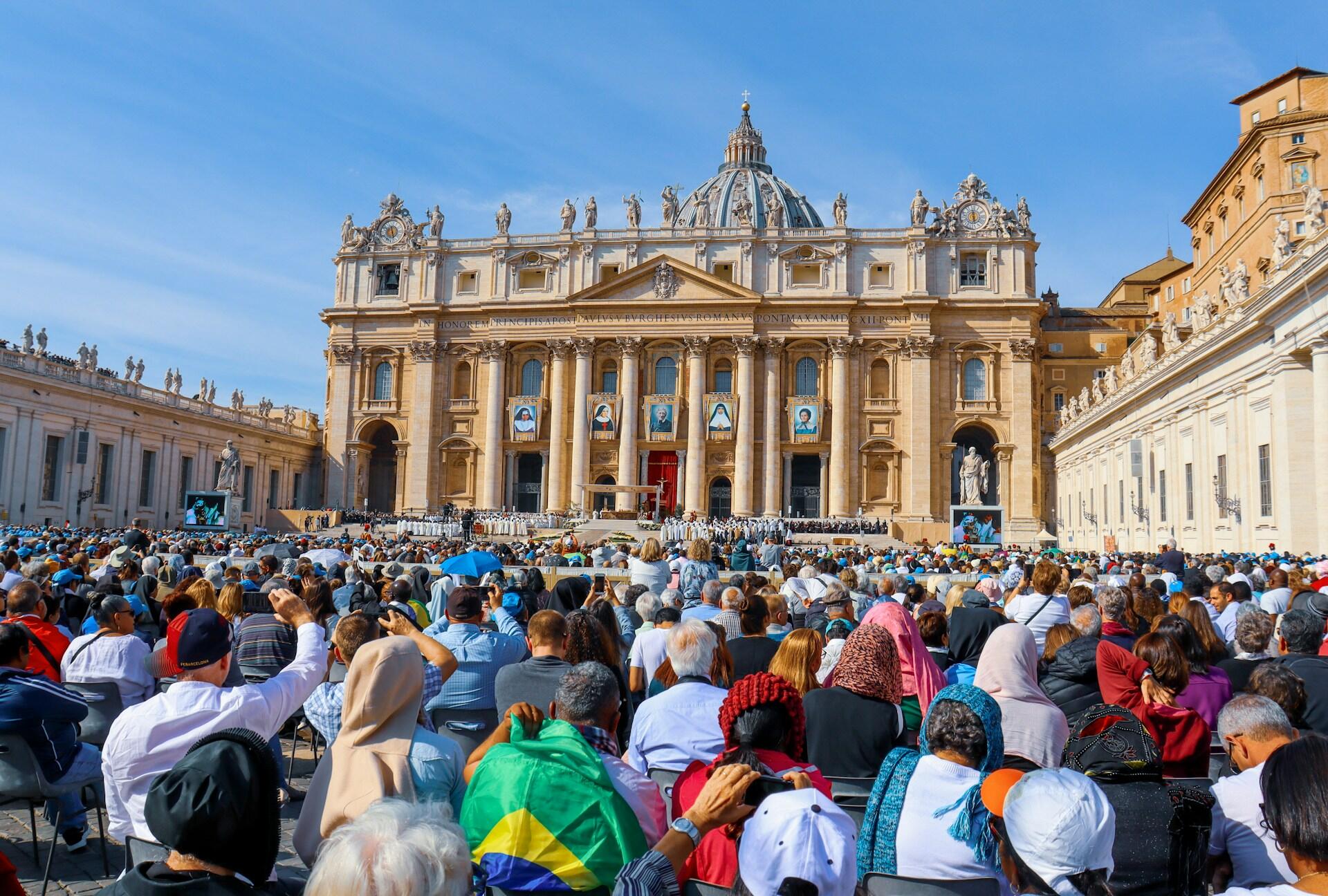 pessoas reunidas em frente a capela cistina para o novo papa