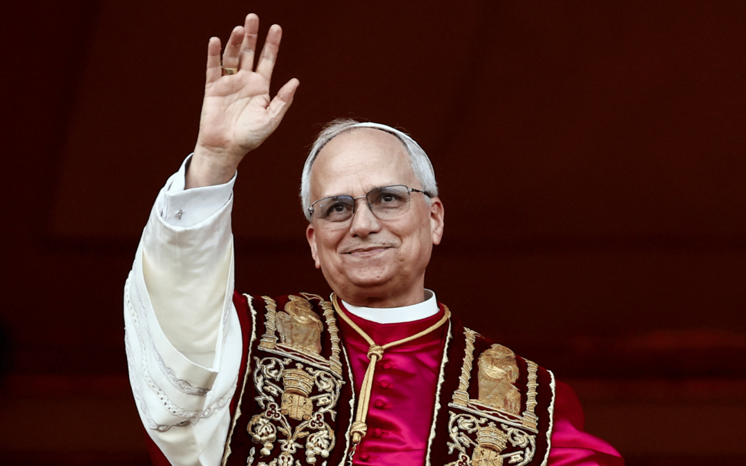 Papa Leao 14 em sua primeira imagem como Papa, acenando ao público.