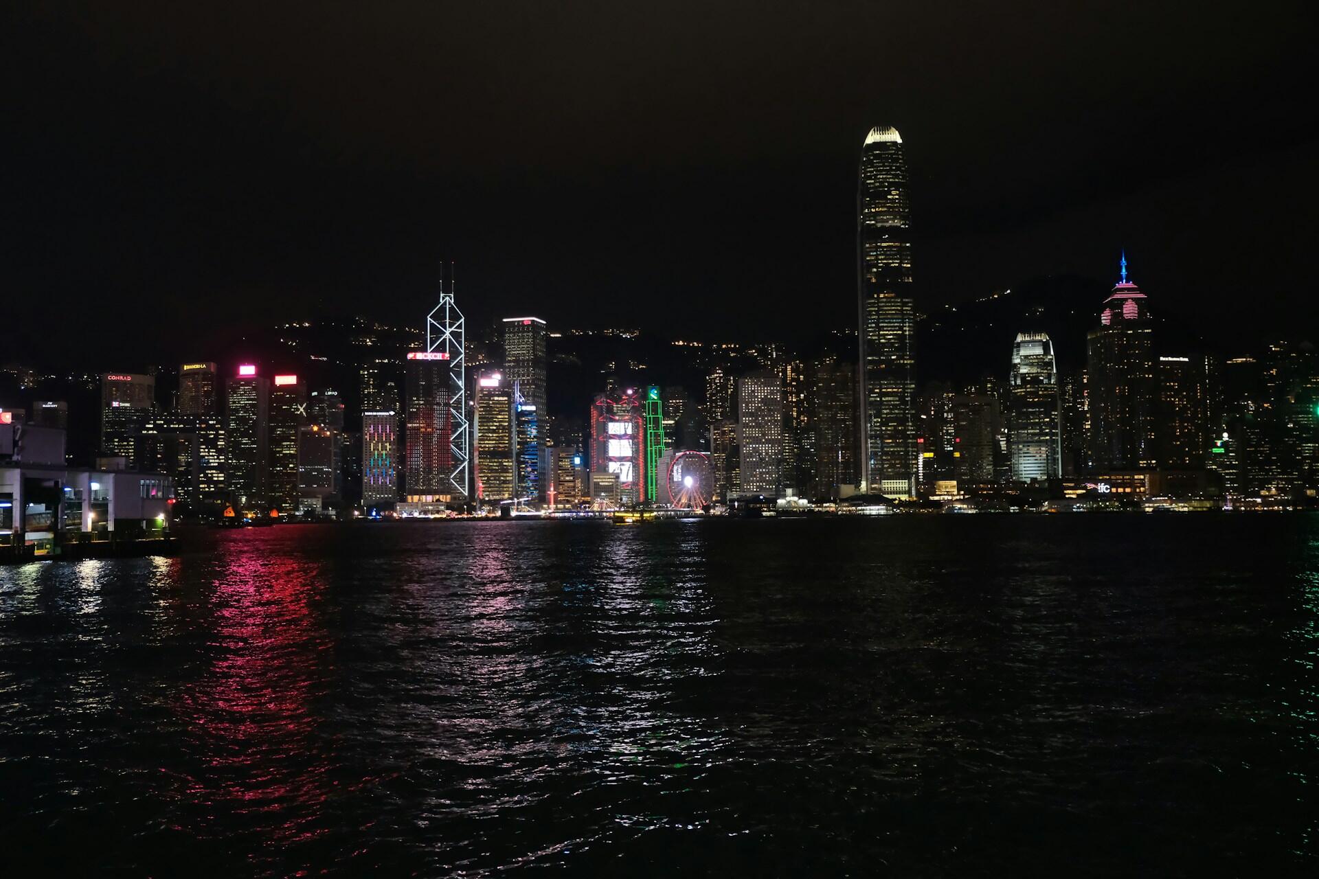 Imagem noturna dos arranha-céus de Hong Kong