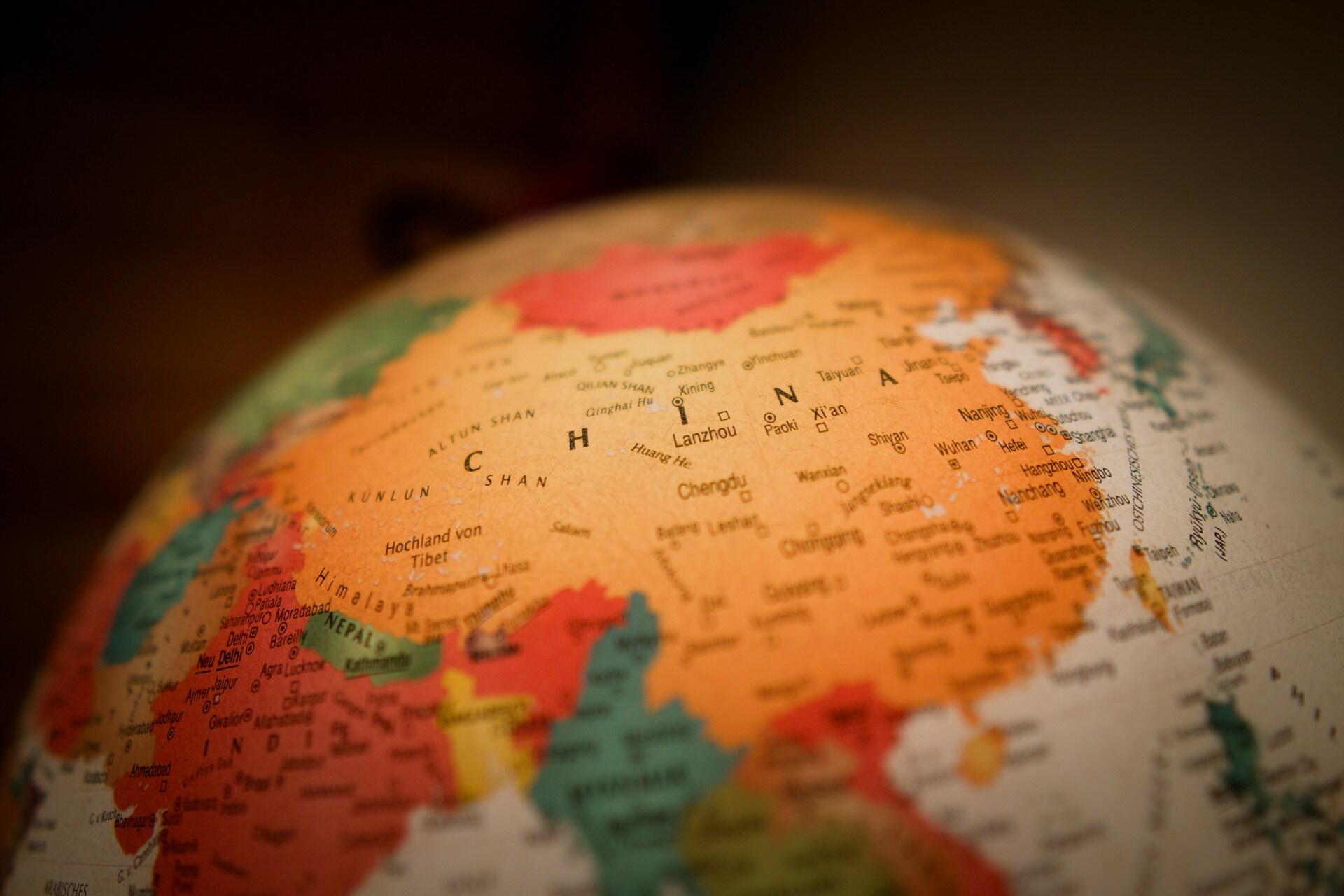 Globo terrestre com destaque para a China.