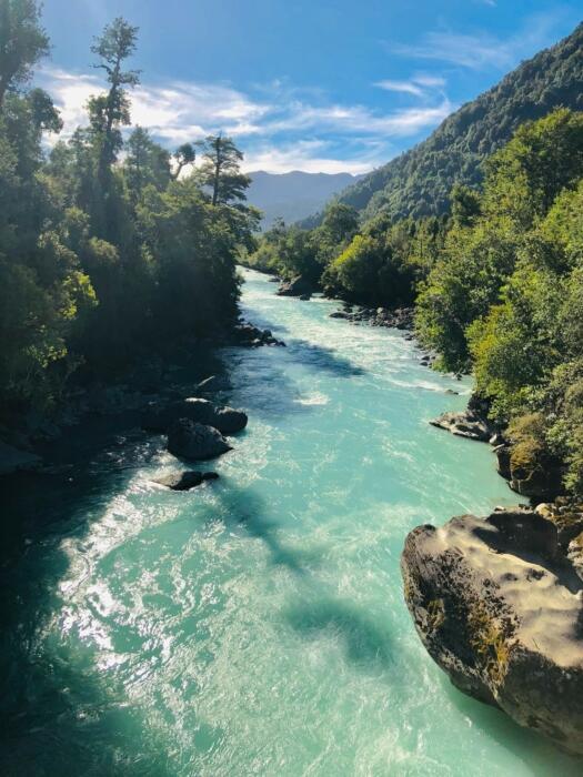 Rio com água límpida e cristalina.