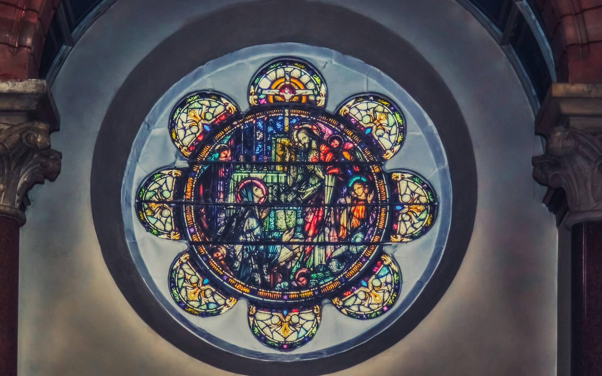 Vitral de uma igreja catolica simbolizando uma imagem de maria e cristo