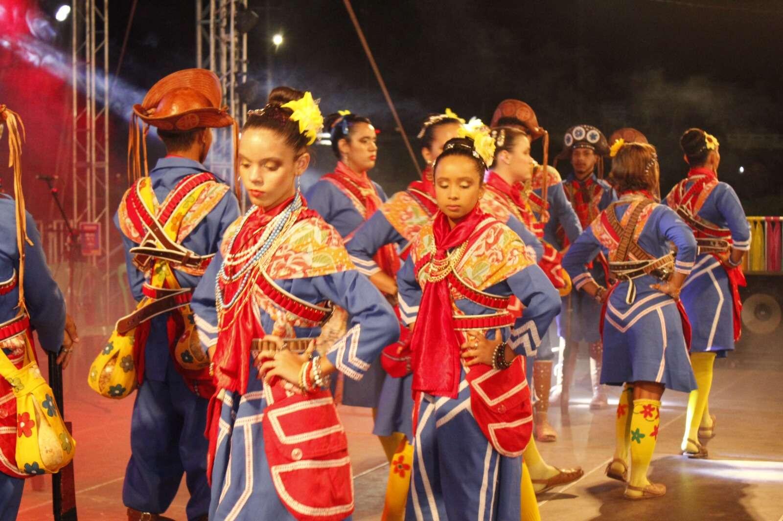 Pessoas apresentando a origem do xaxado