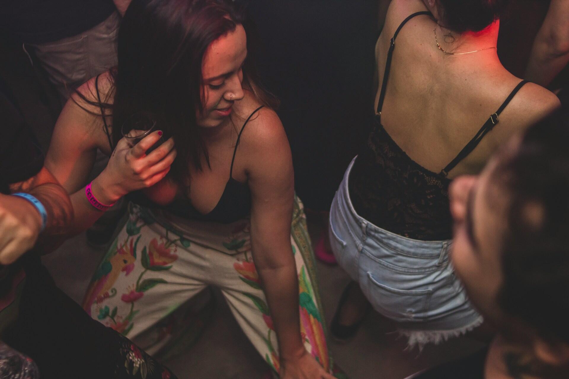 Imagem de mulheres dançando em um baile funk