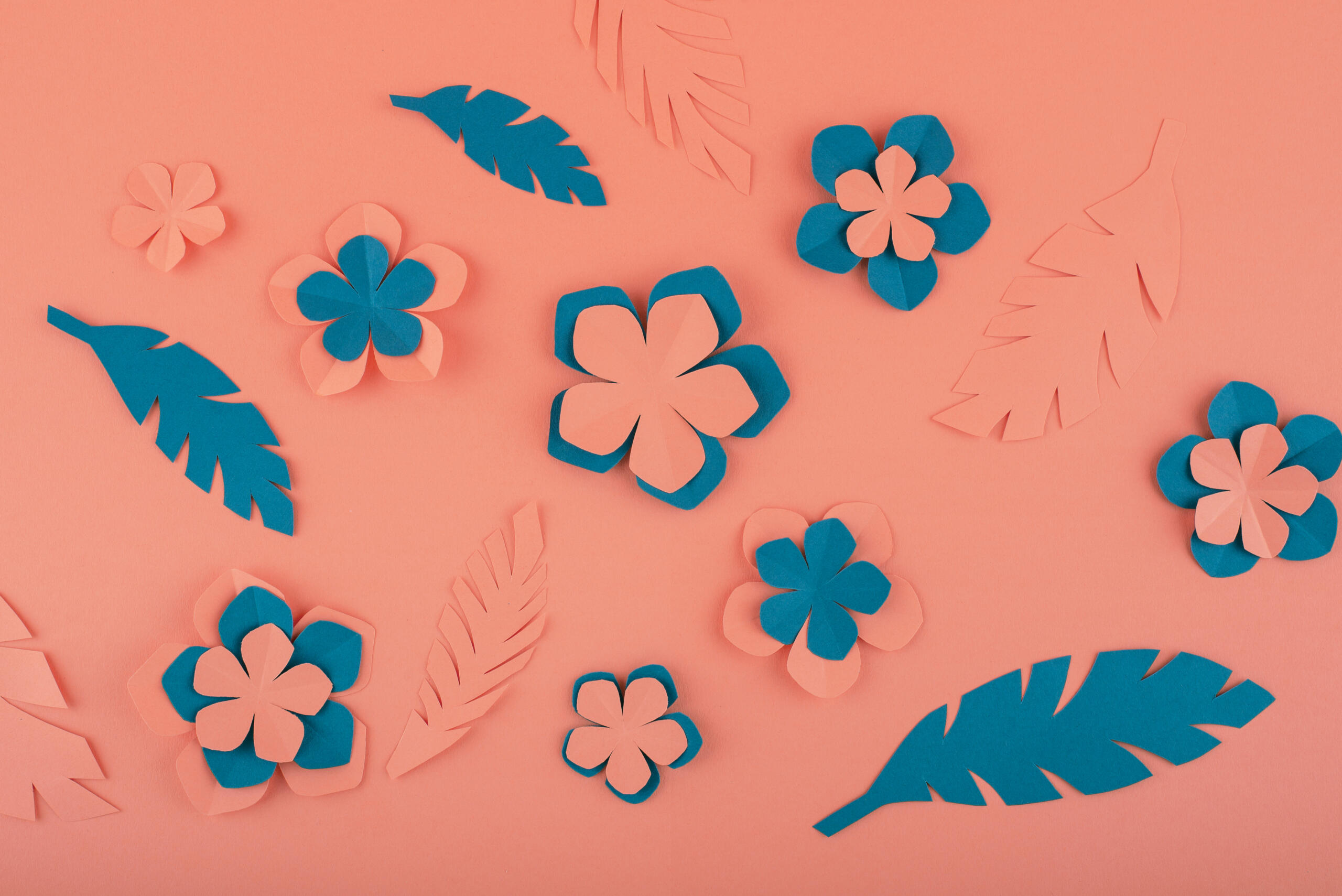 Vários formatos de kirigami em um fundo laranja