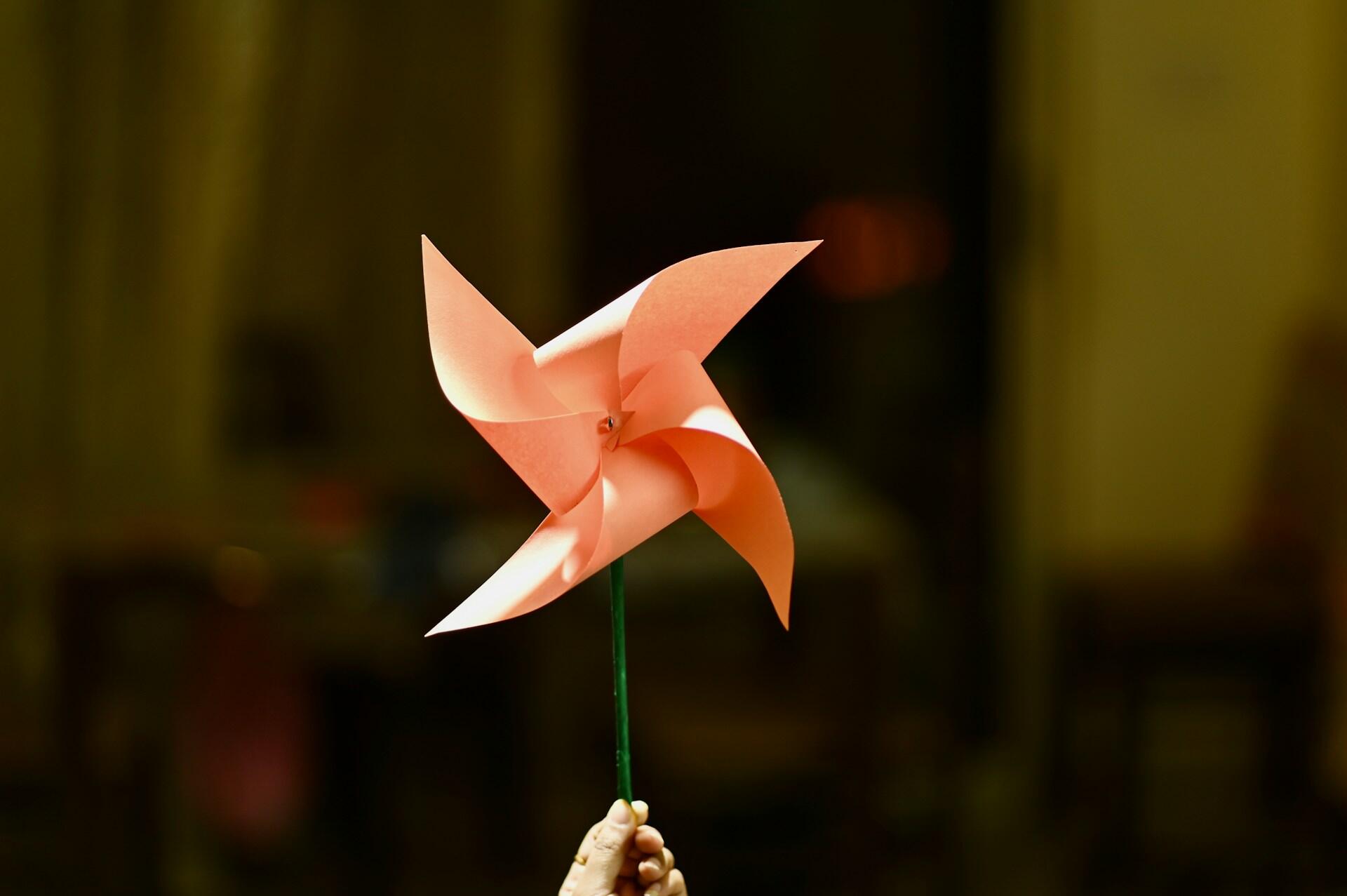 Taca-vento de papel laranja no centro da imagem.