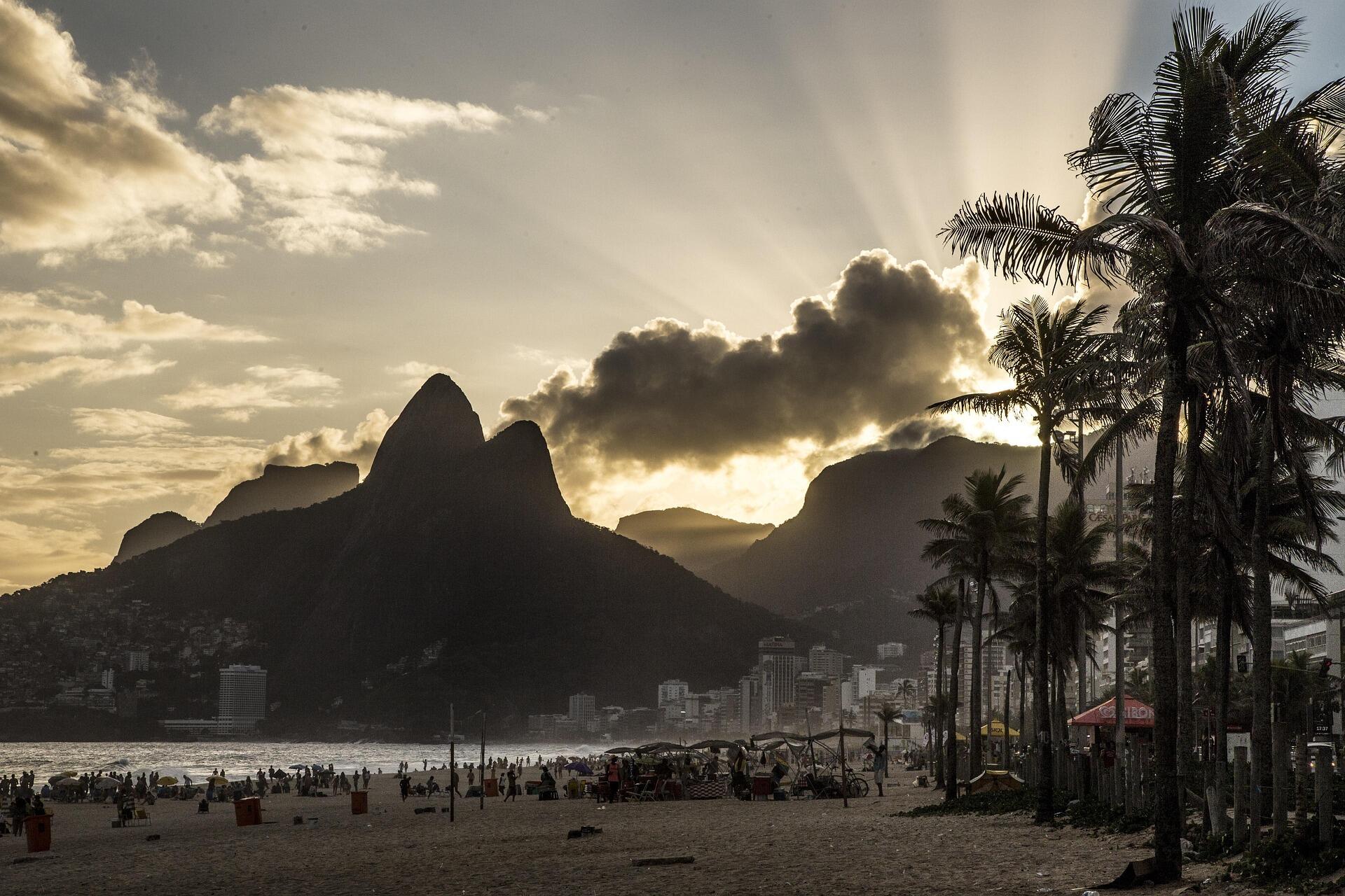 Imagem de uma praia no Rio de Janeiro.