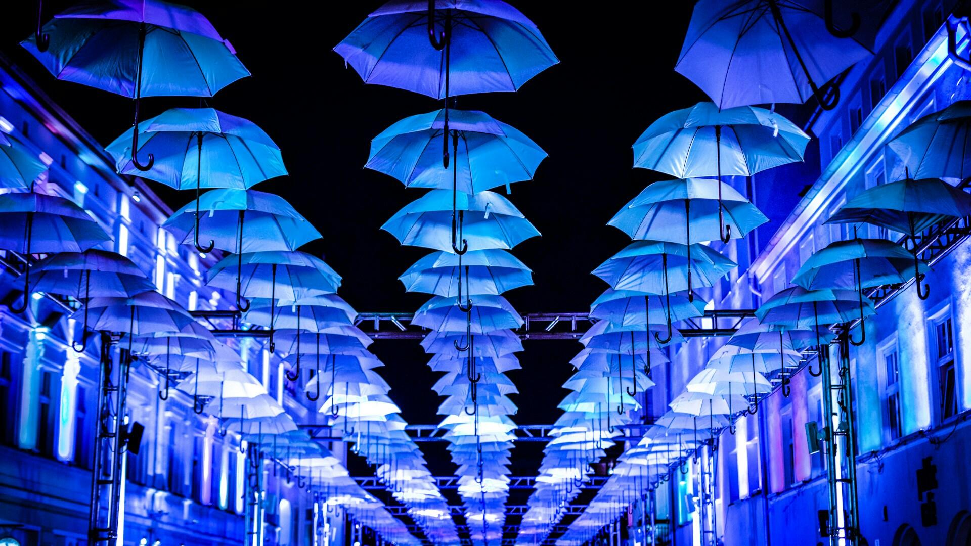 Vários guarda-chuvas em tons azul pendurados