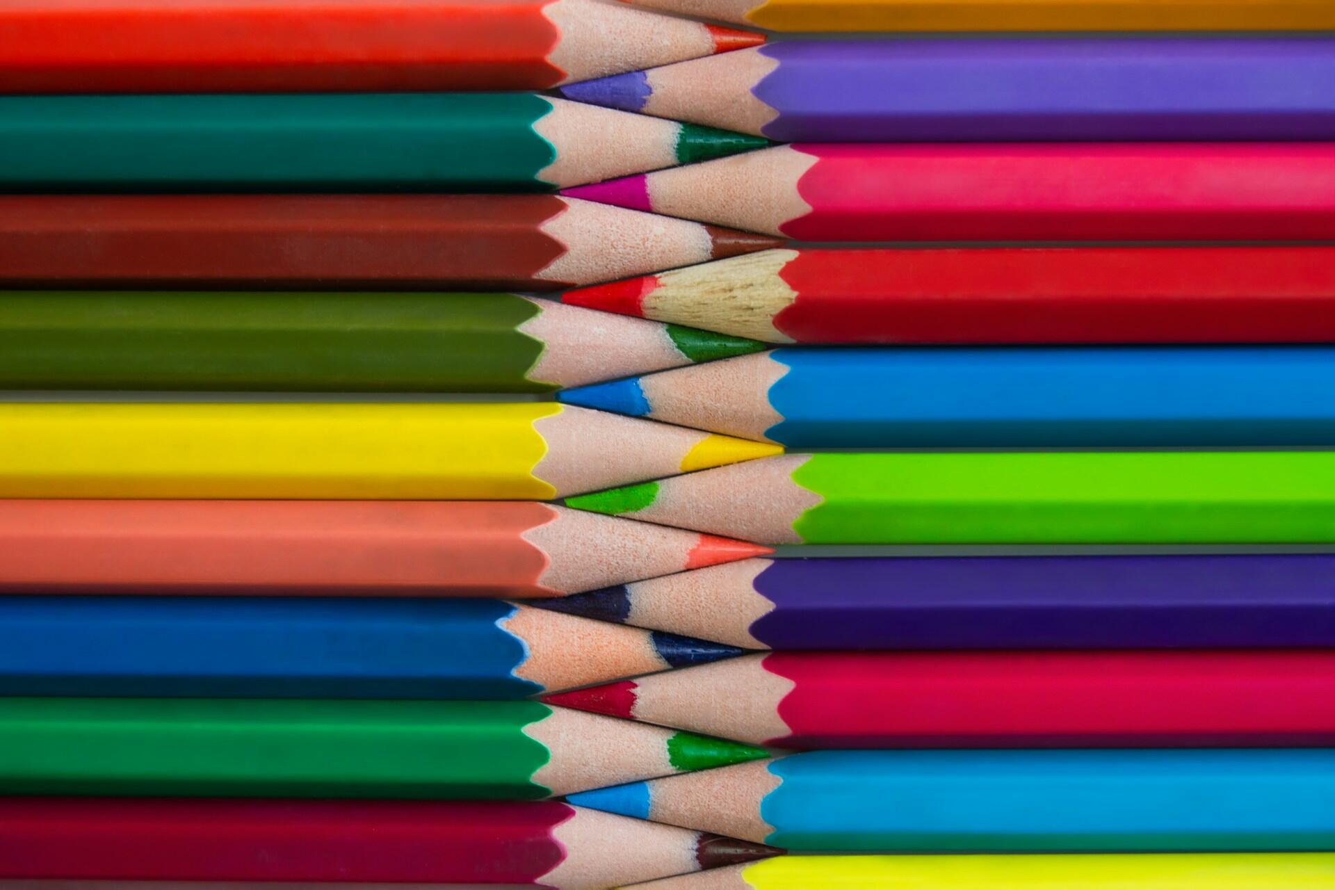 Vários lápis de cores enfileirados