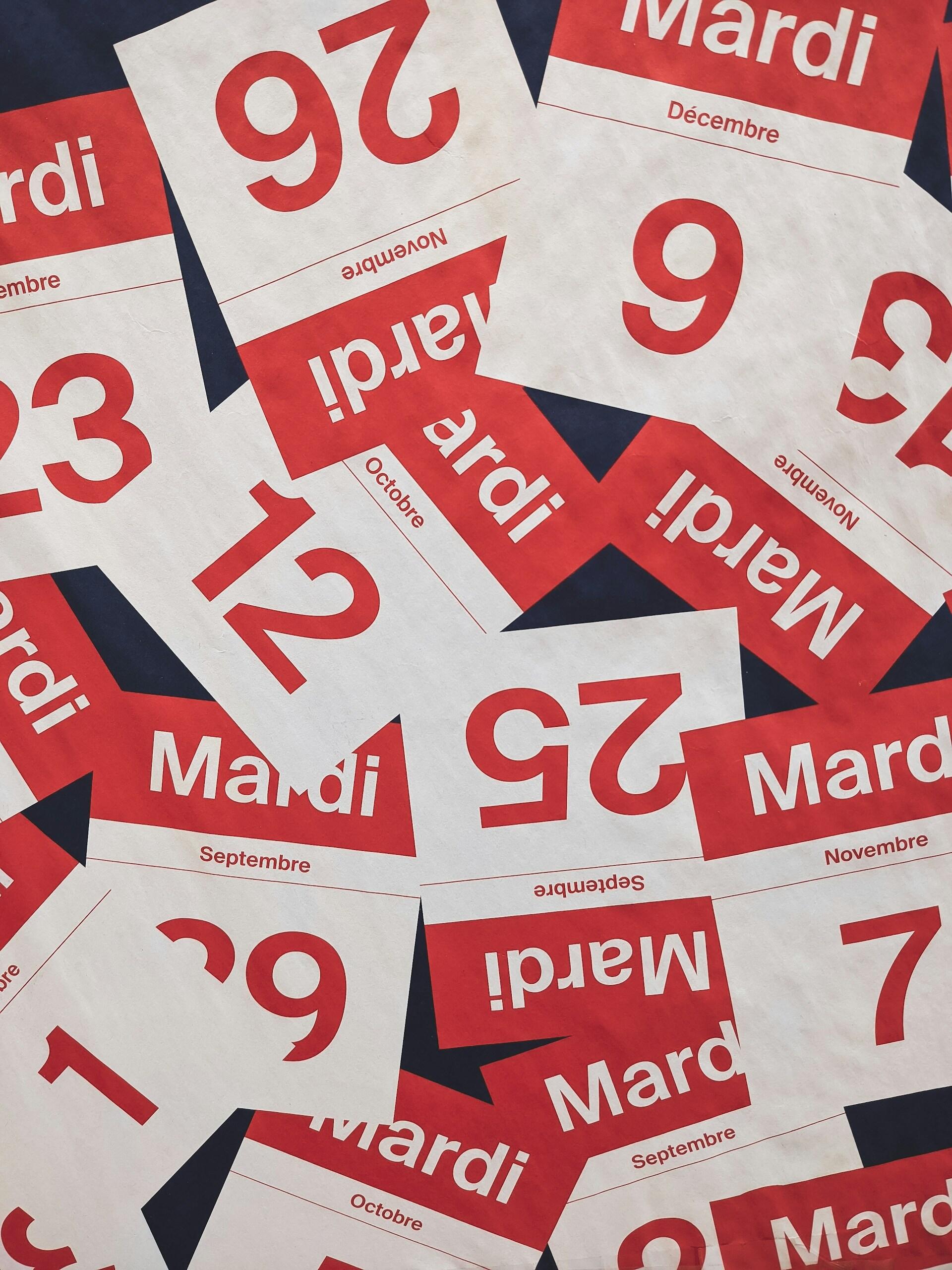 Várias folhas de um calendários destacadas