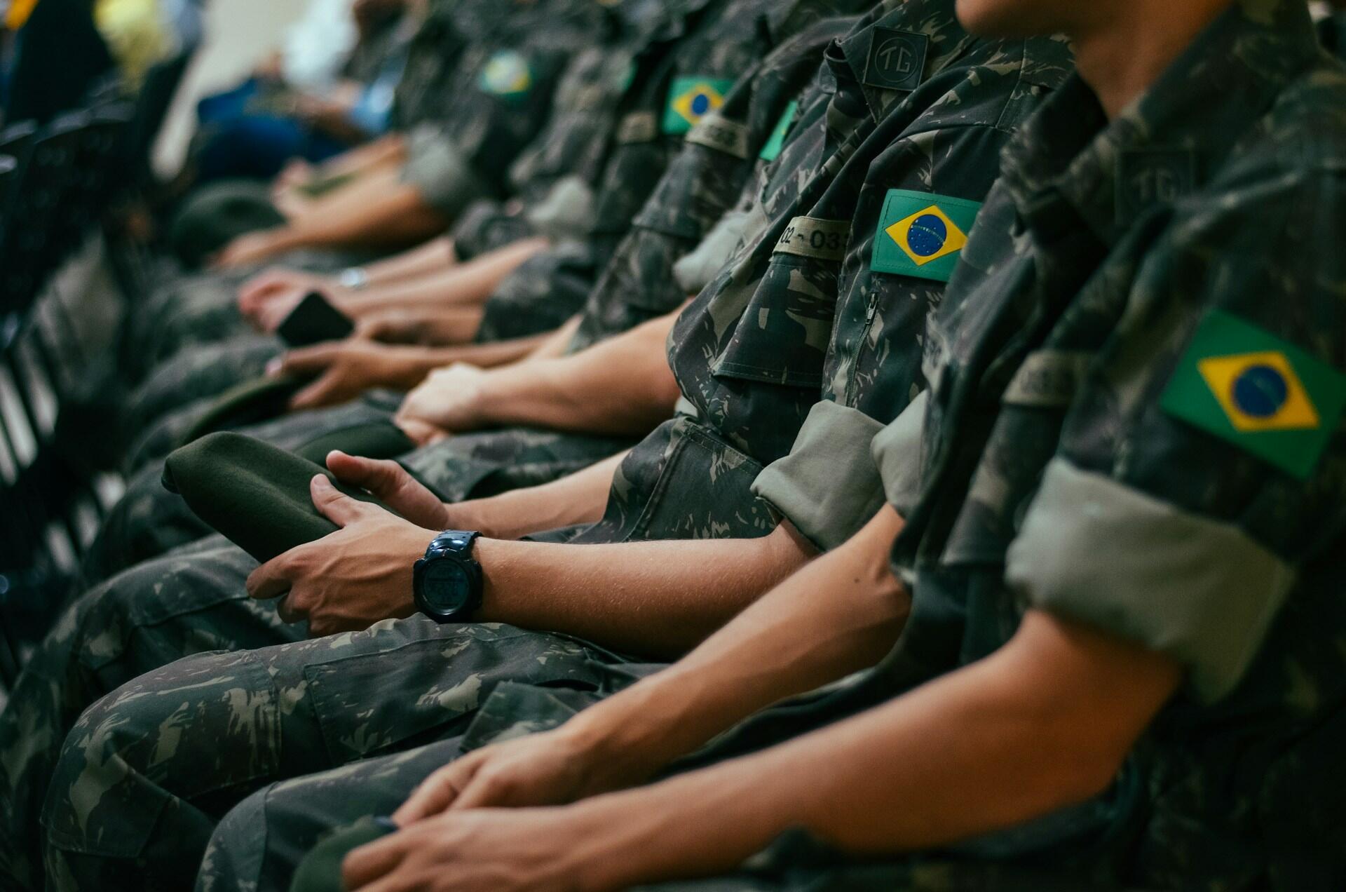 Imagem de militares brasileiros sentados.