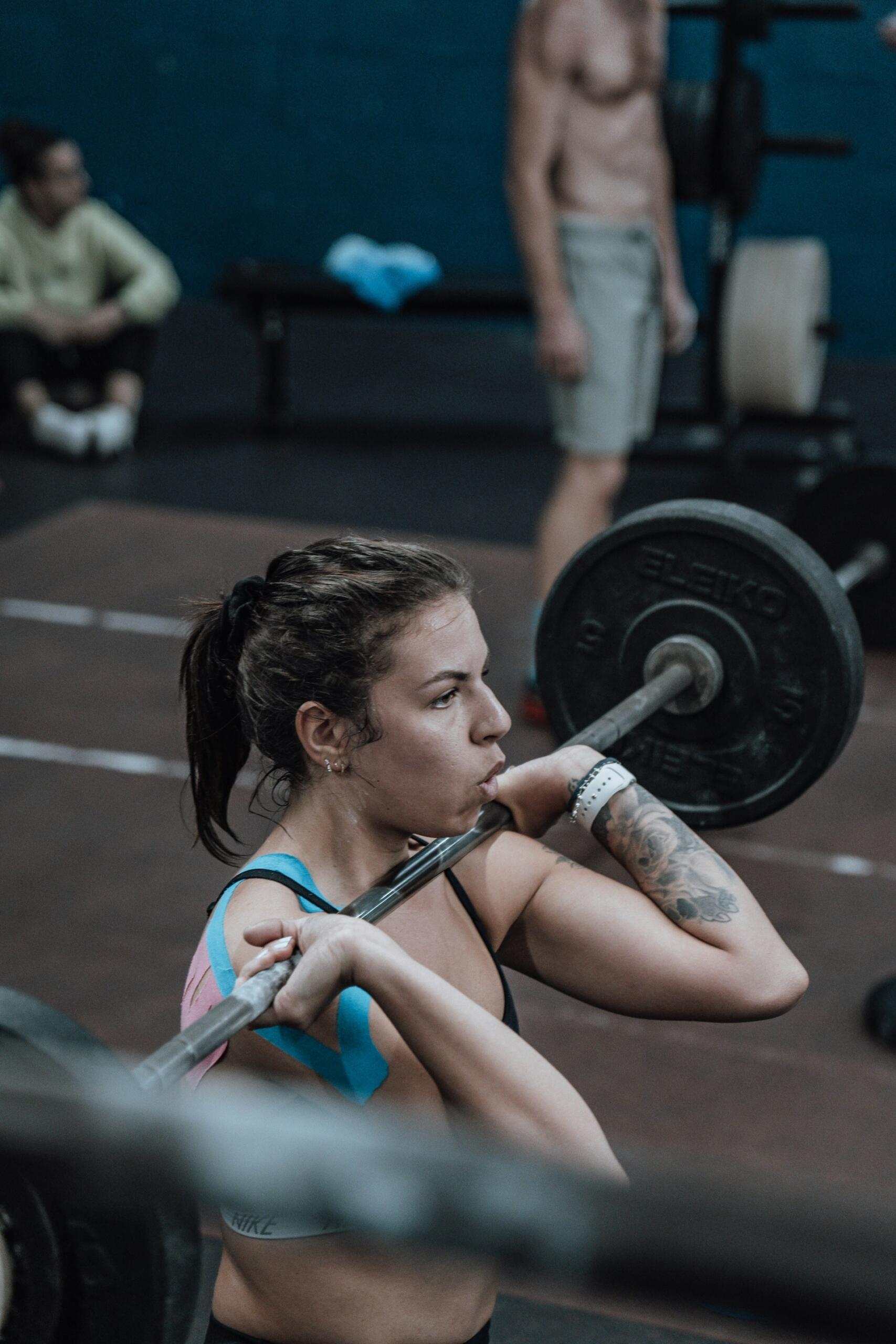 Mulher fazendo treino para iniciantes