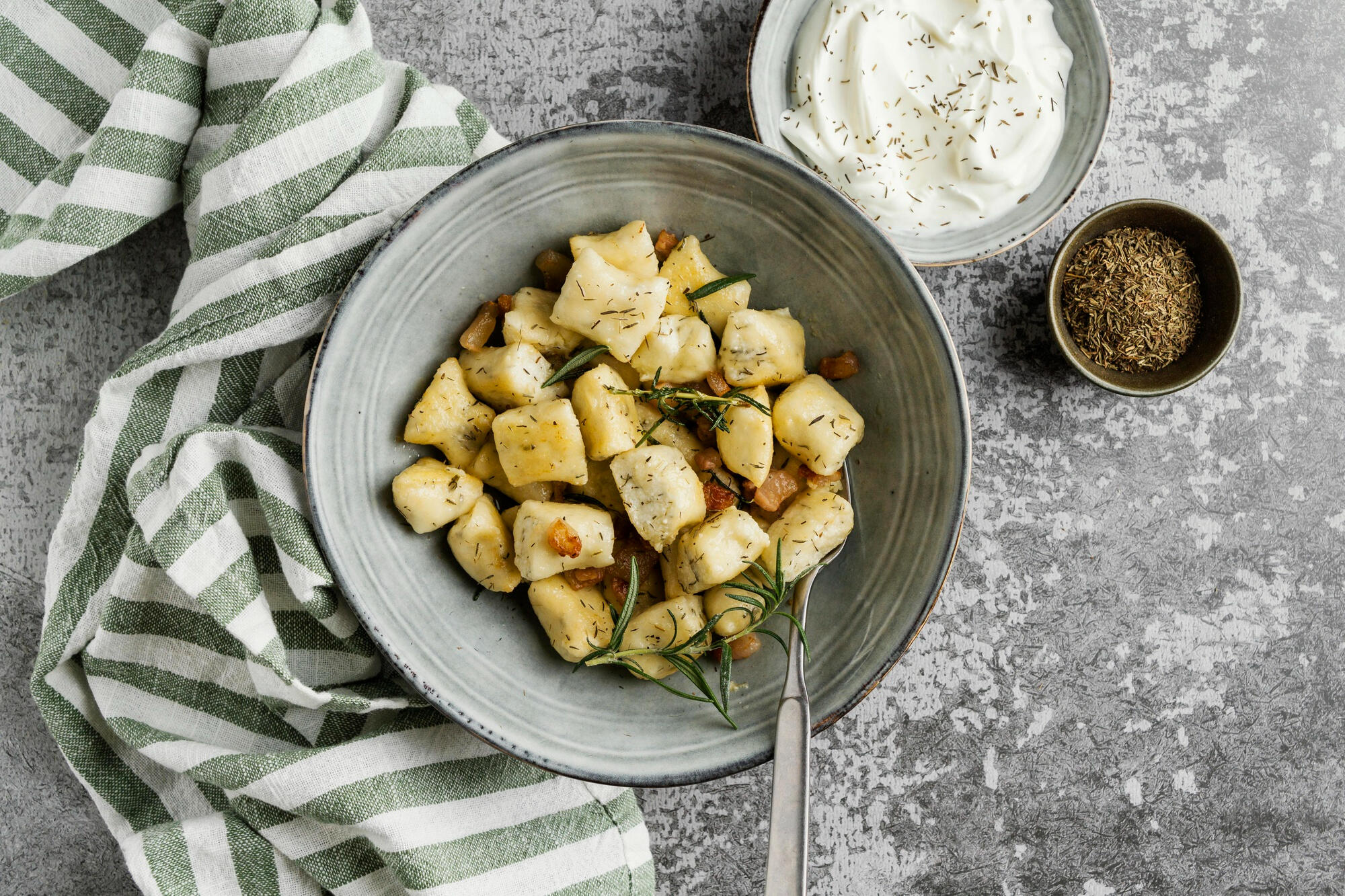 Gnocchi de batata no prato.