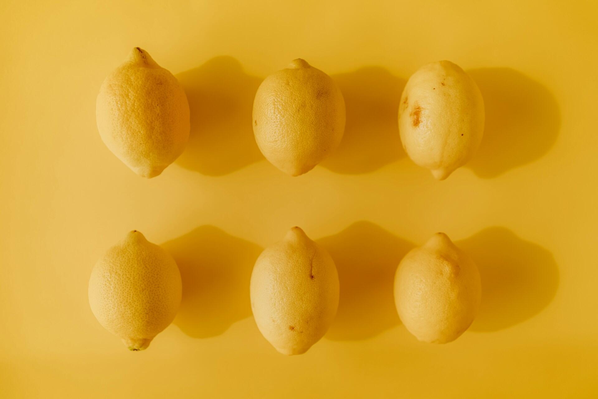 Imagem de fundo laranja com limões sicilianos