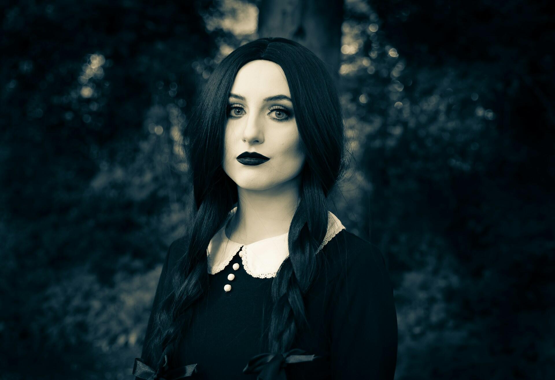 Imagem de uma modelo categorizada da personagem Wandinha