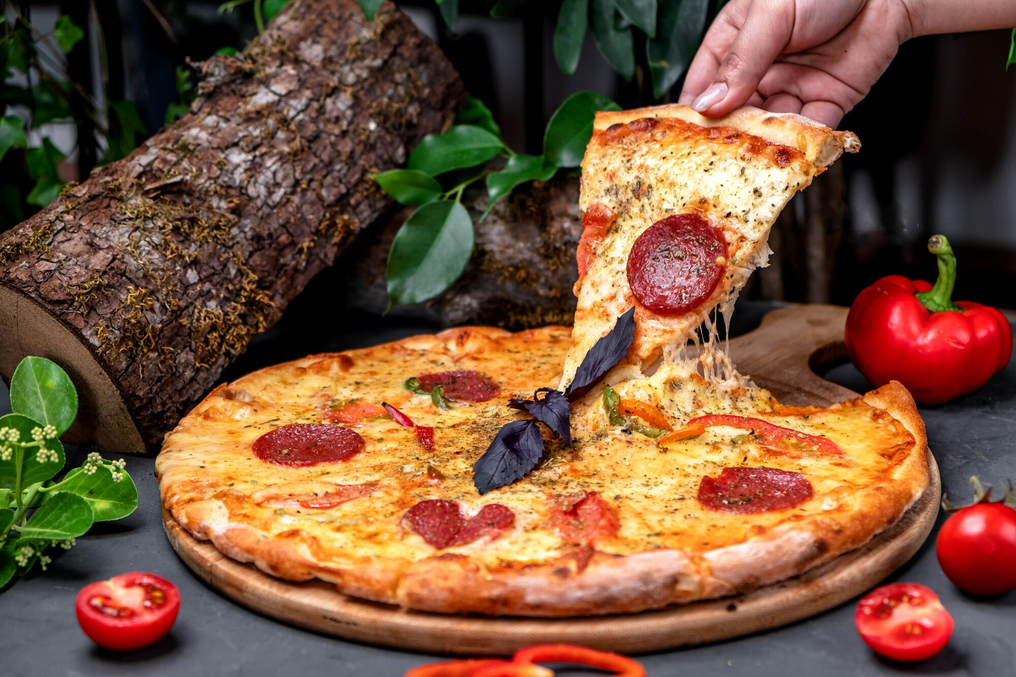 Pizza italiana em cima da mesa.
