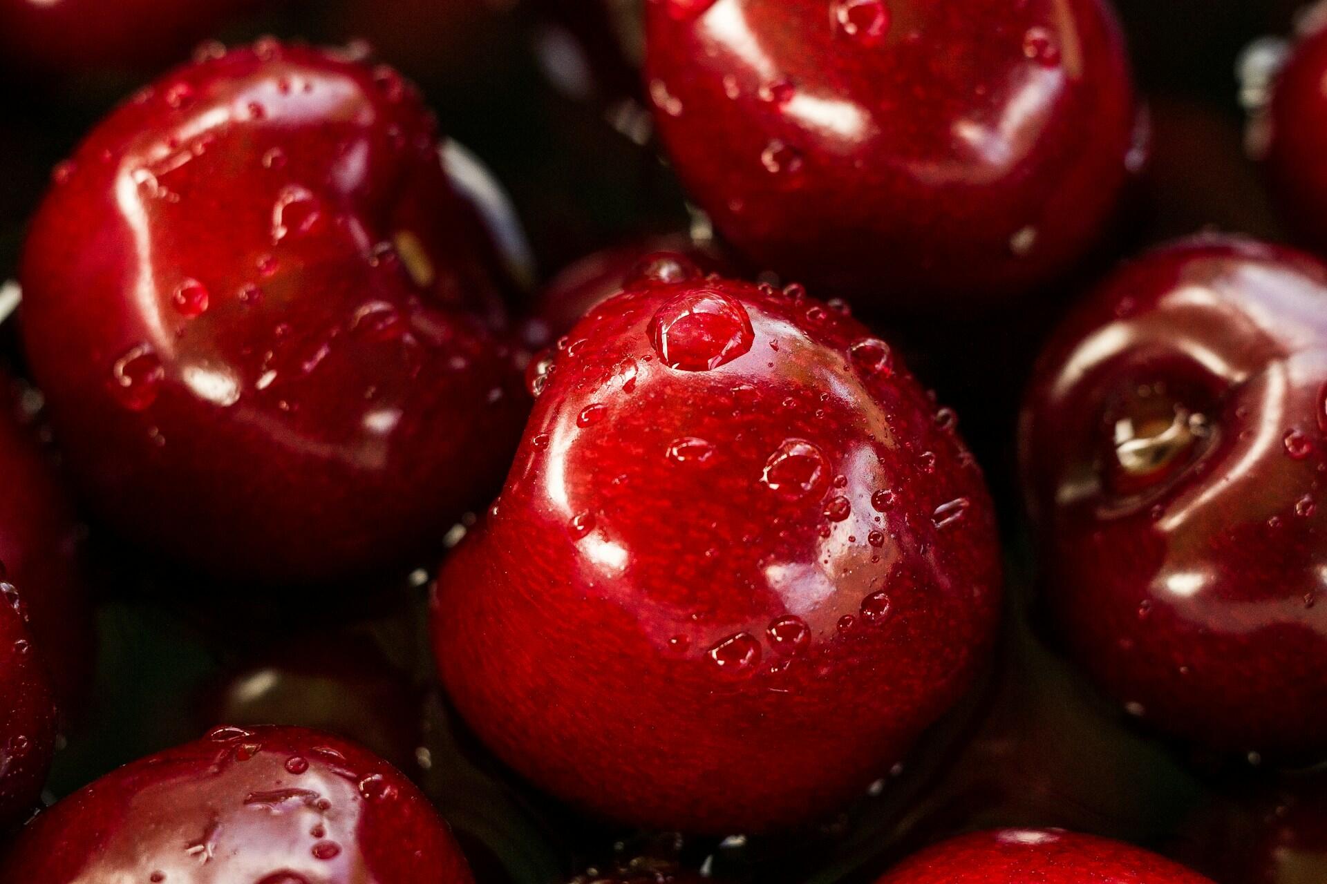 Cerejas molhadas em fundo macro