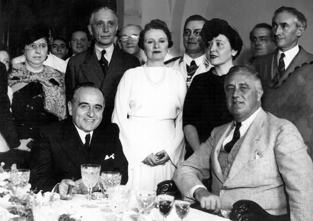 Foto de Getúlio Vargas (sentado à esquerda) e Franklin Delano Roosevelt (sentado à direita), Rio de Janeiro, 1936.