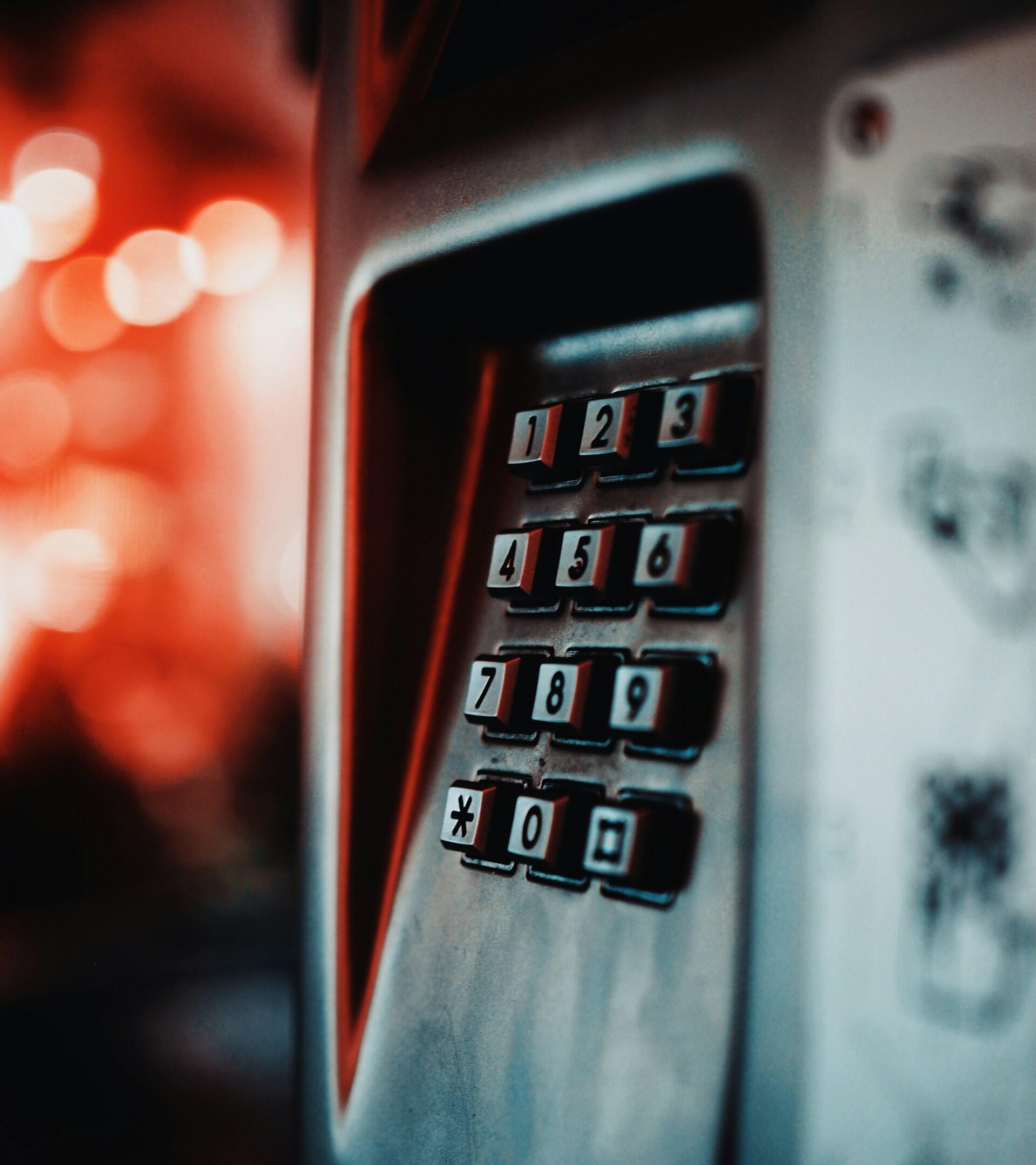 Imagem de um teclado numérico de um telefone público.